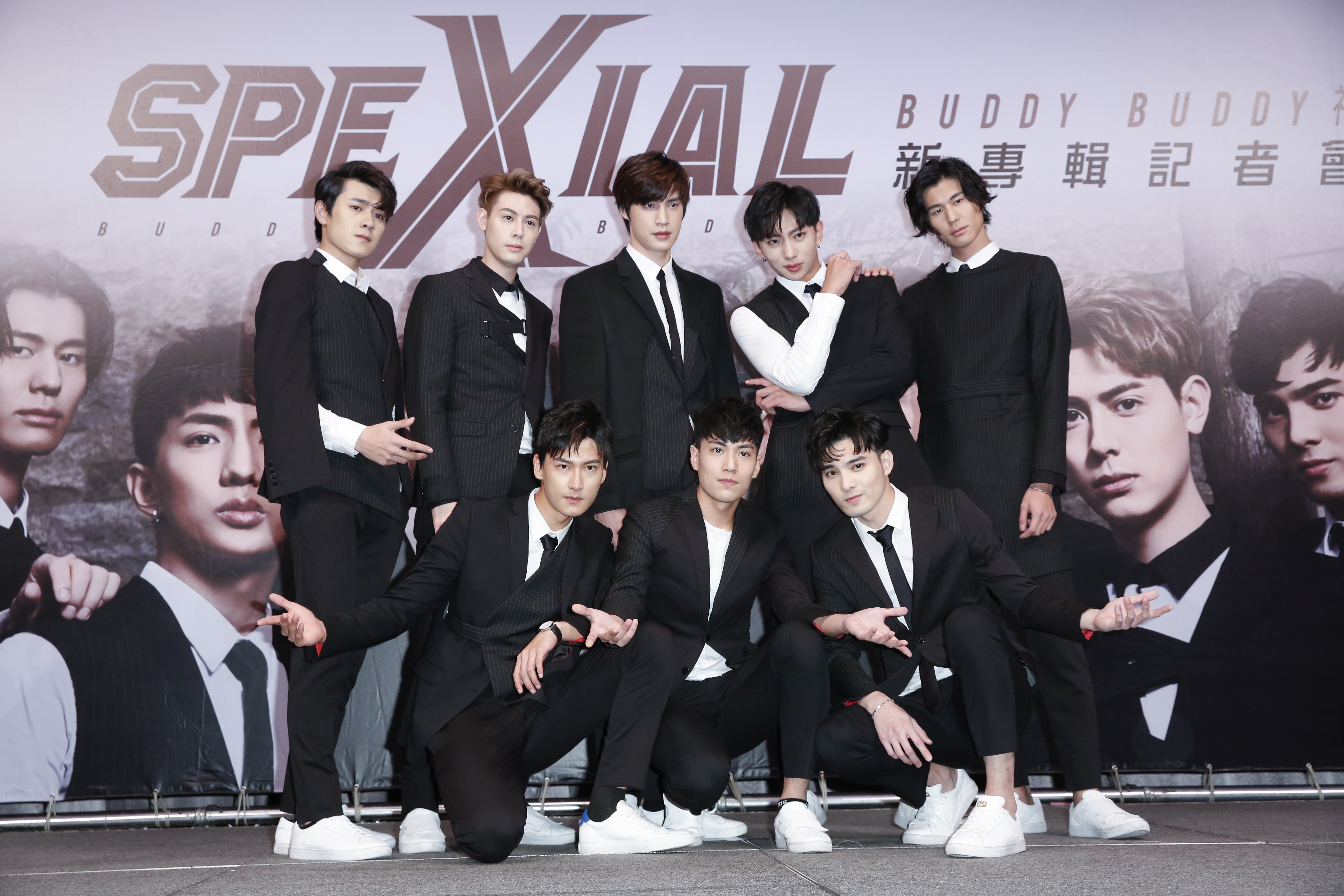 腳傷的隊長宏正（後排中）演唱慢歌時才現身，透露目前還在每天復健階段。（前排左起Evan、子閎、偉晉，後排左起易恩、Teddy、宏正、明杰、風田）