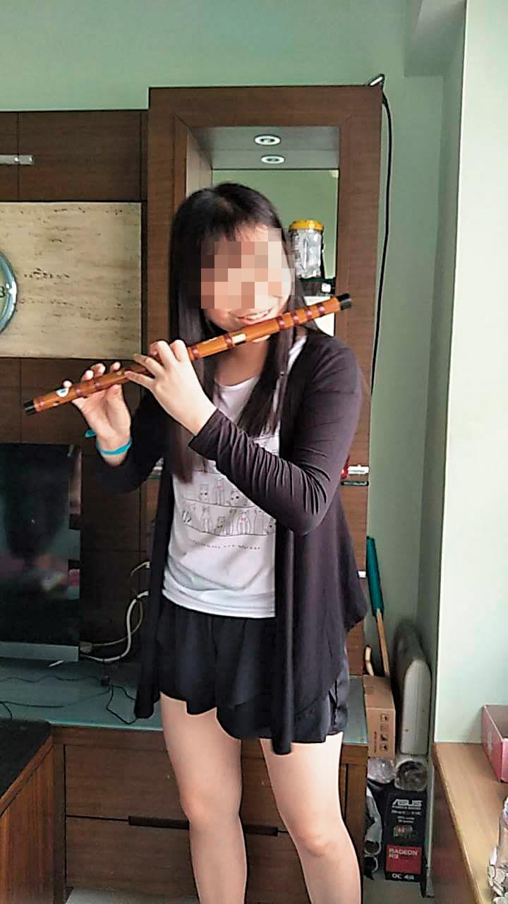 小真熱愛音樂，短短1年就成為社團首席，卻不堪言語霸凌而走上絕路。
