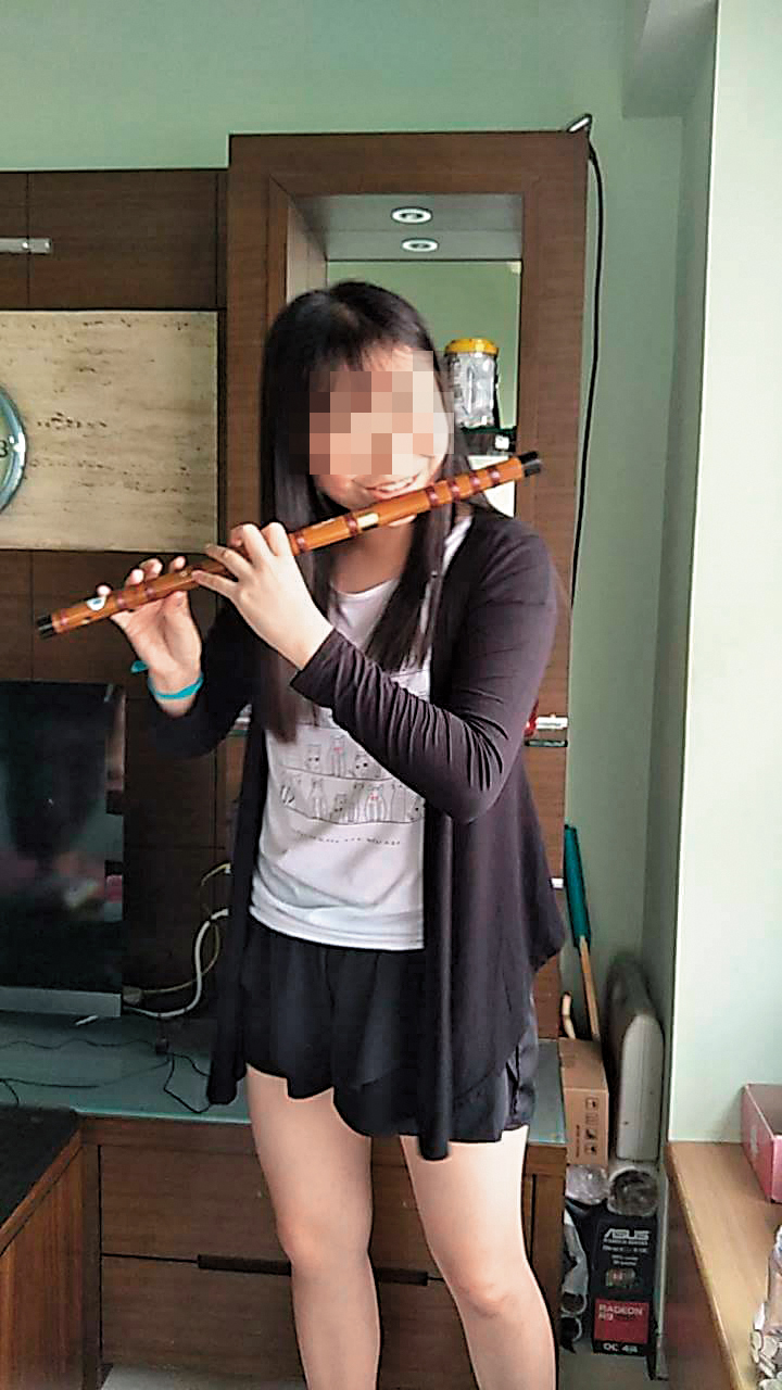 小真熱愛音樂，短短1年就成為社團首席，卻不堪言語霸凌而走上絕路。