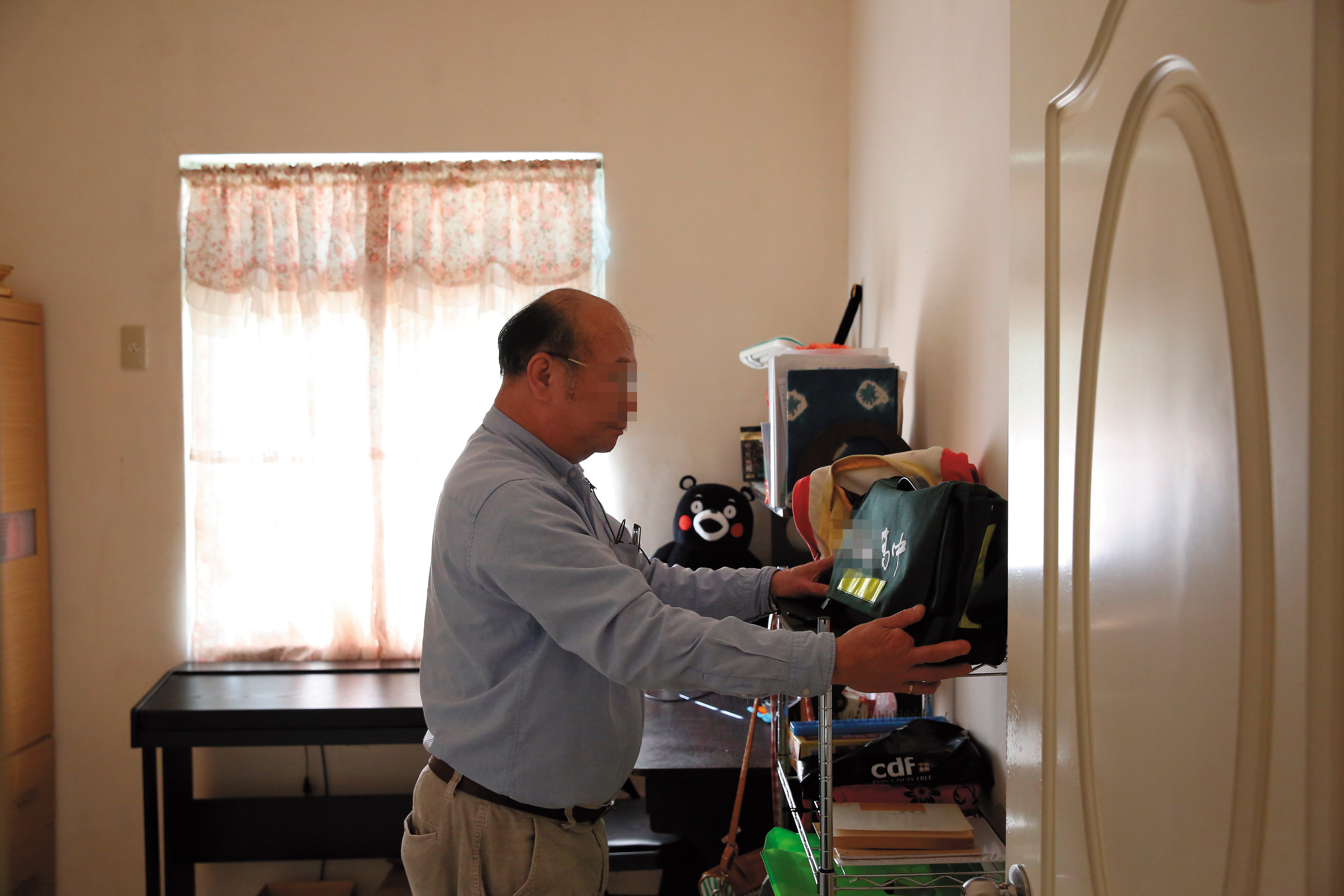 痛失愛女的小真父親，如今只能睹物思人，看著書包回憶女兒還在時的歡樂時光。