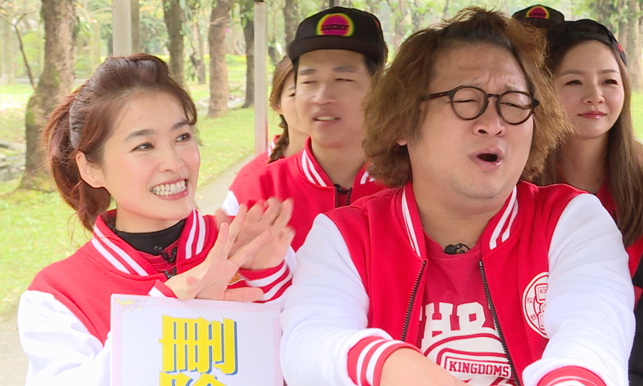 小嫻（左）錄《綜藝3國智》節目外景正好傳出婚變消息。