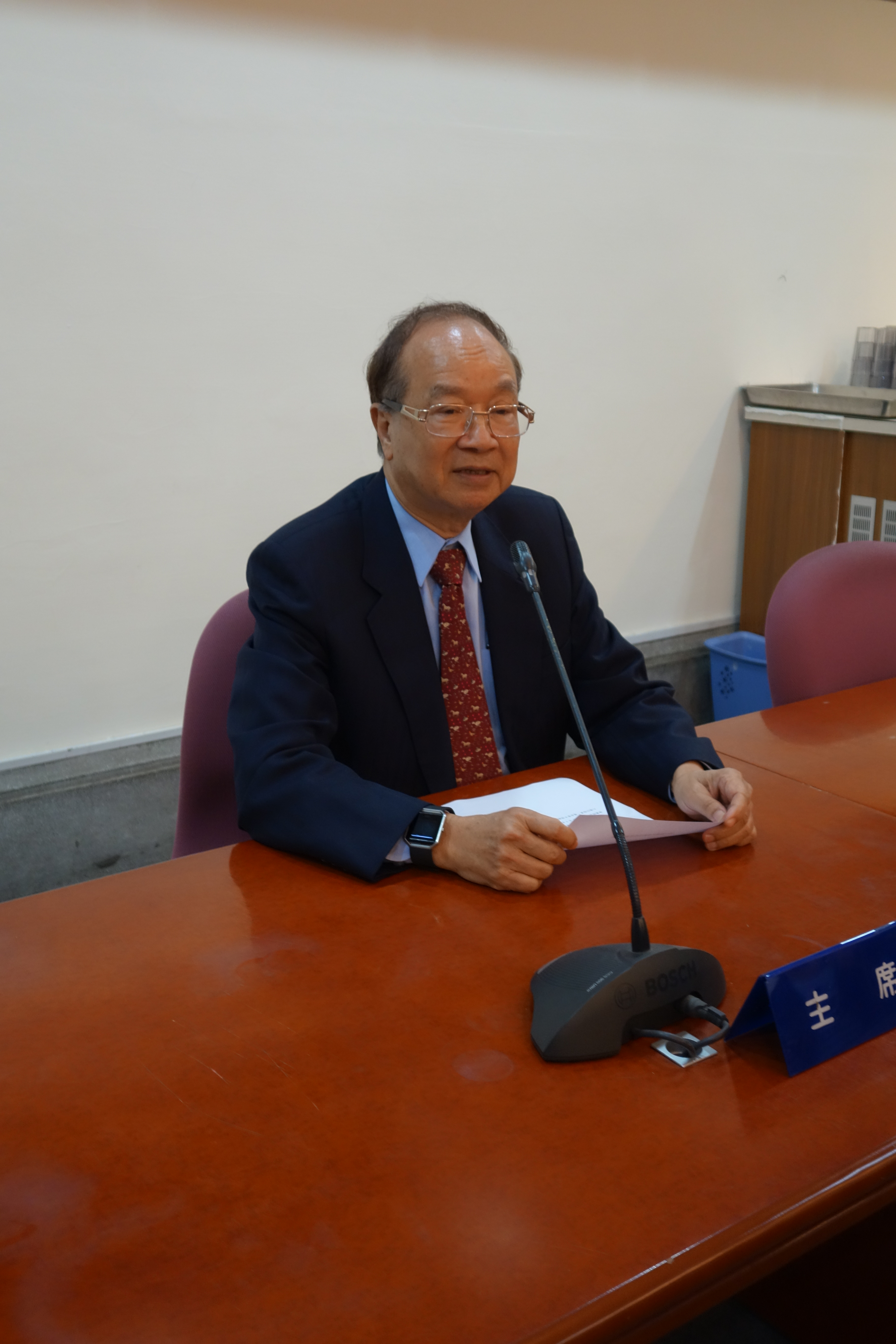 台大校長遴選委員會召集人、前台大校長陳維昭今晚宣布，由前國發會主委管中閔當選新任校長。