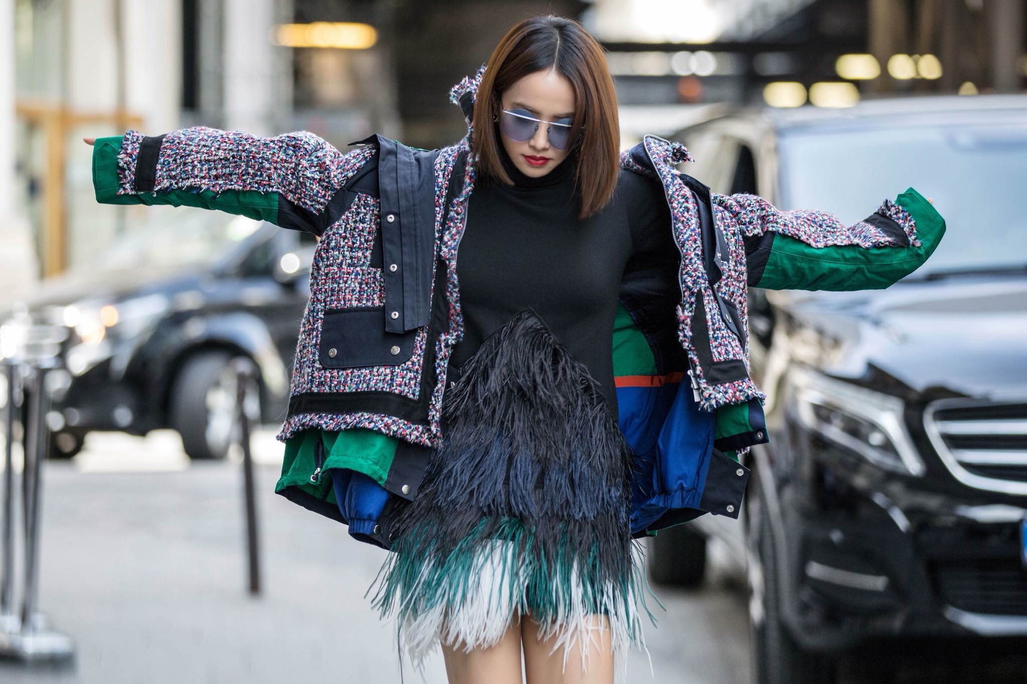 羽毛系列的服裝能成就氣勢也能變LOW，蔡依林在國際時裝周上將羽毛裙，反差搭配外套，呈現矛盾美。（摘自蔡依林粉絲臉書）