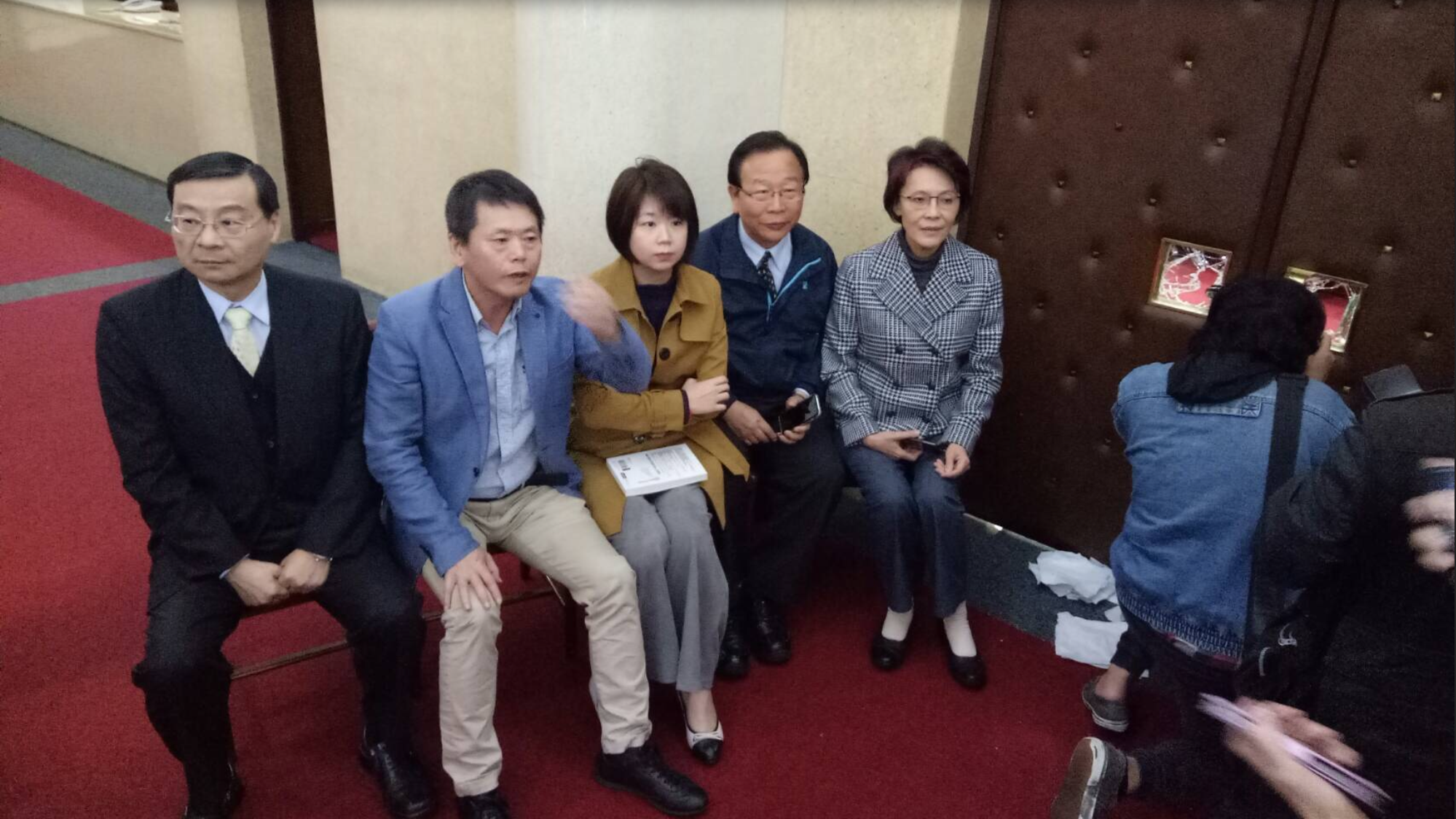 國民黨幾位立委在下午2時52分臨時會散會後，繼續留在議場內形式上佔領議場，給了時力黨團天賜良機。