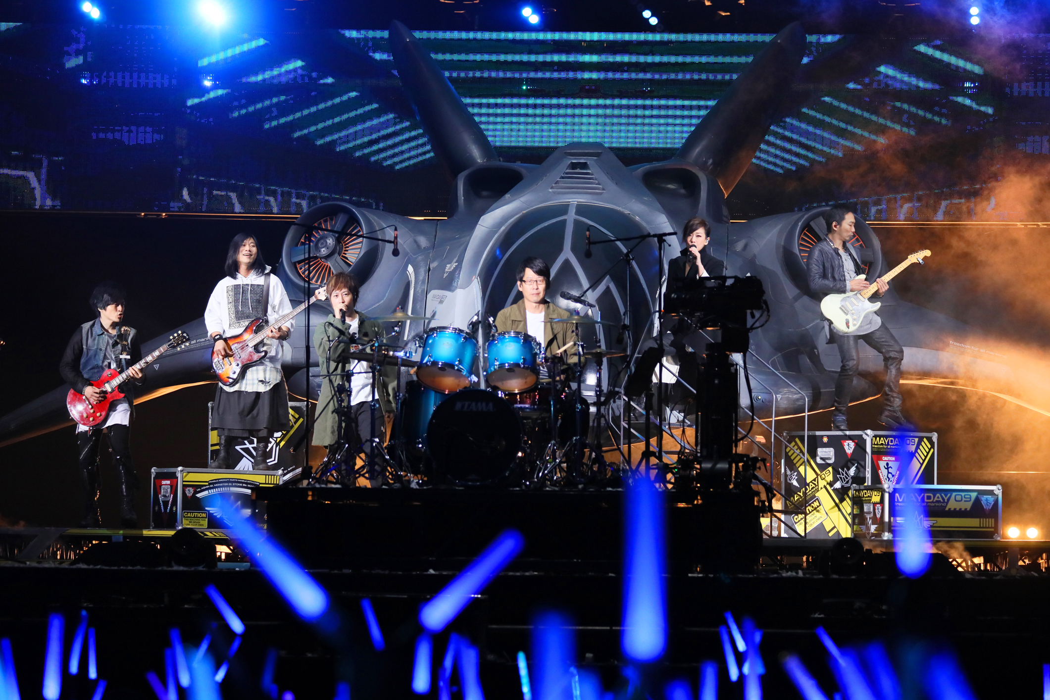 林憶蓮與五月天搭「大無限航空母艦」降臨《人生無限公司》演唱會合唱，是5日演唱會大驚喜。