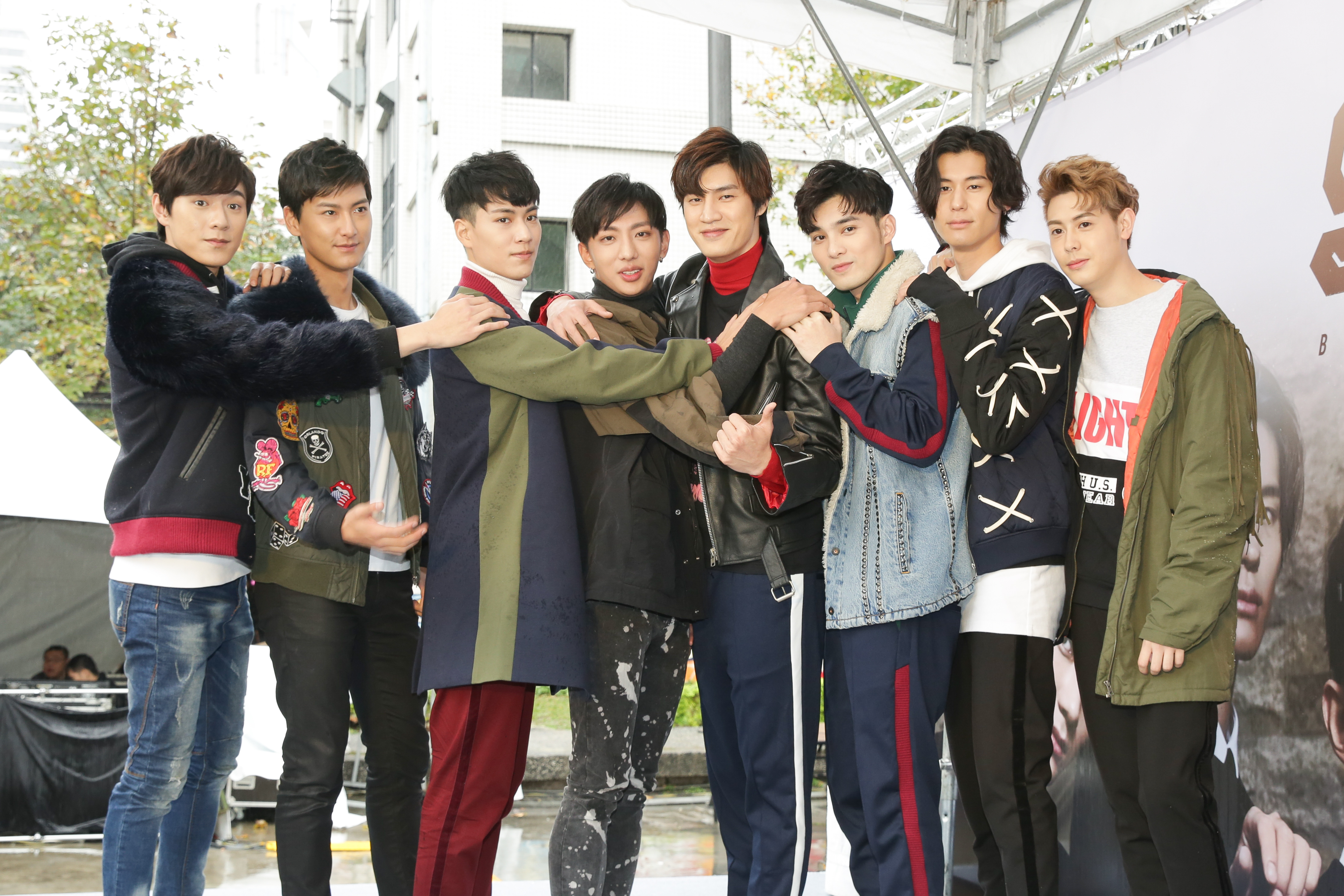 SpeXial接連2天舉辦北中南大型專輯簽名會，即使雨天依然表演滿分。