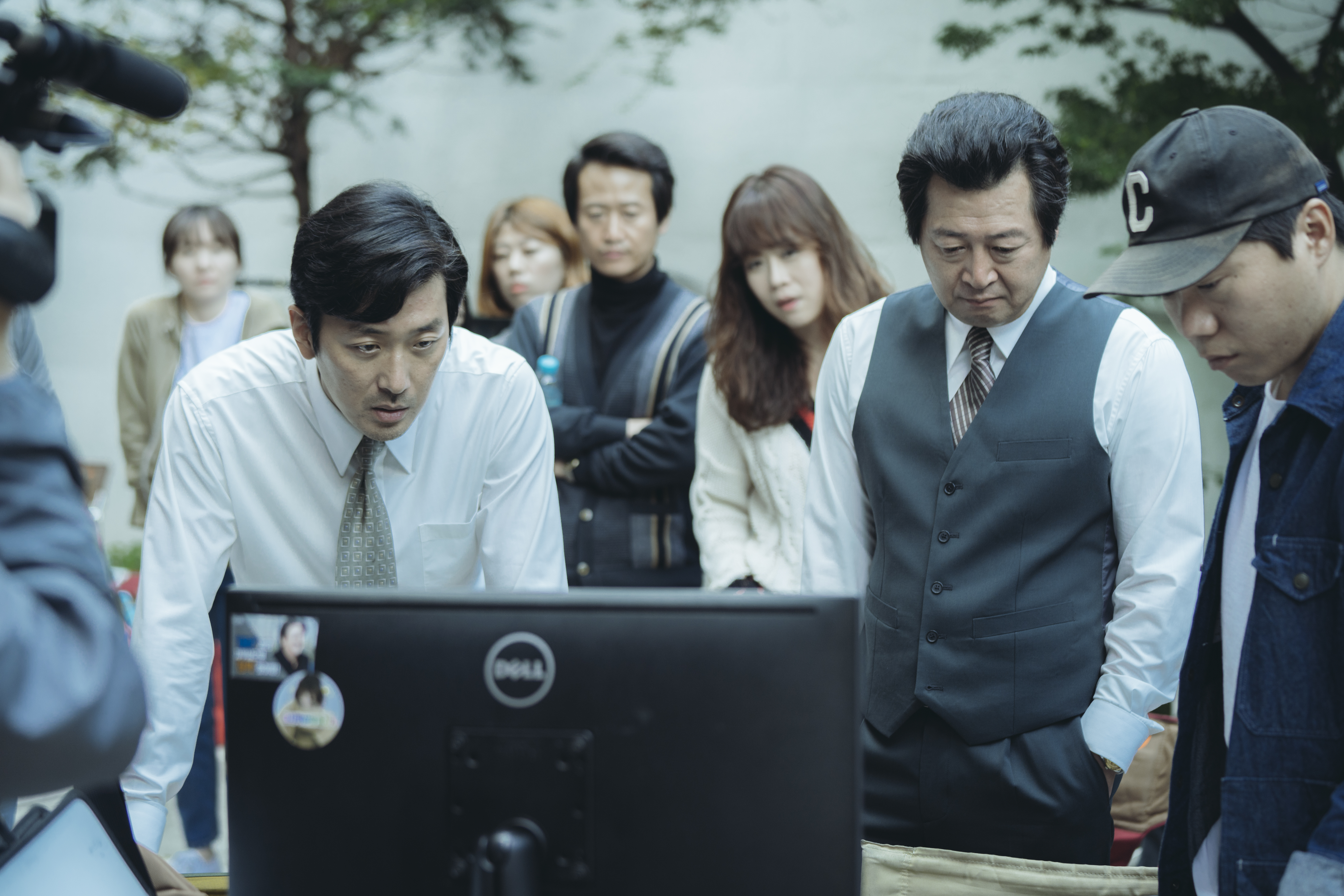 河正宇（左）與金倫奭（右二）在《1987：黎明到來的那一天》是第3度合作，默契極佳。（翻攝自Naver電影）