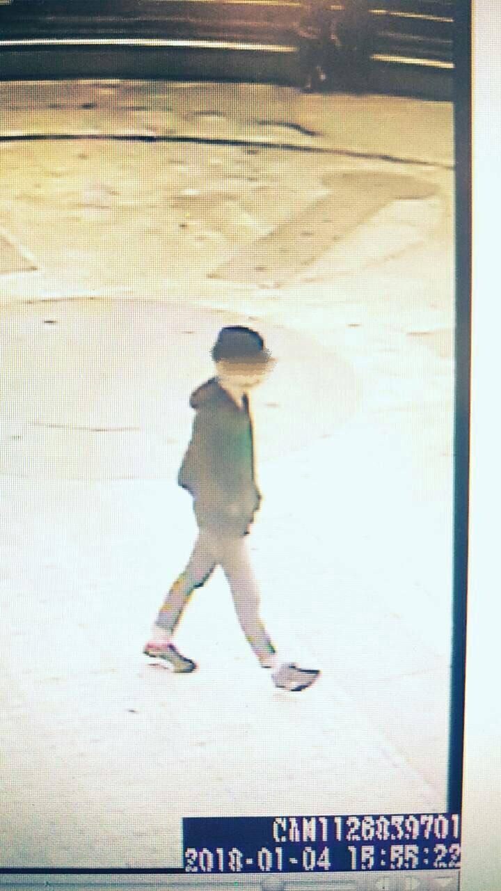 陳男逃跑身影被監視器拍下。（翻攝畫面）
