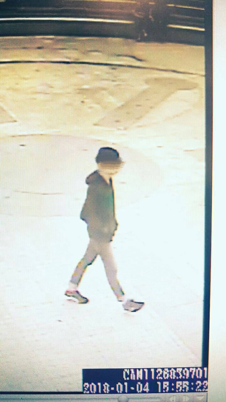 陳男逃跑身影被監視器拍下。(翻攝畫面)