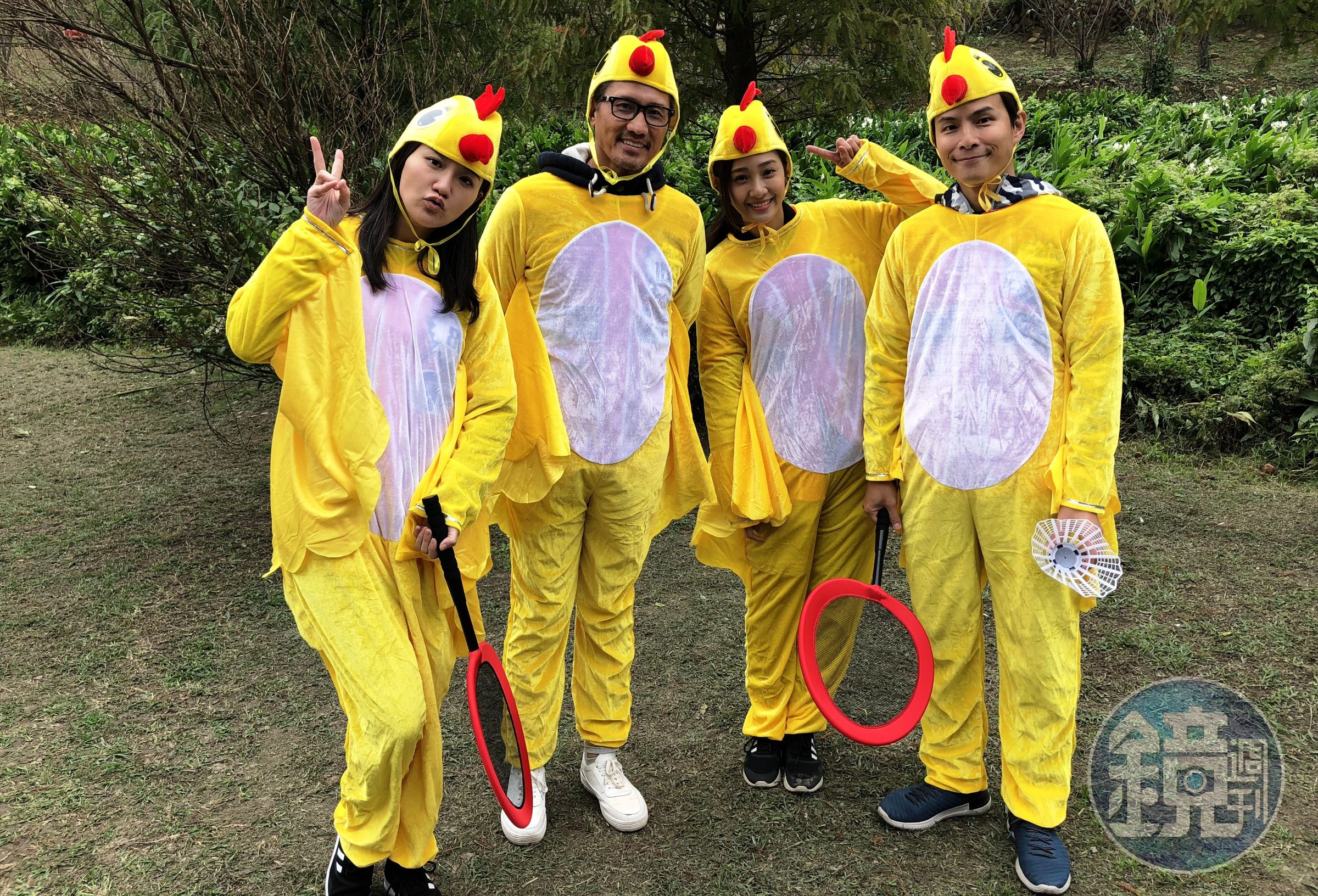 包小松（左二）難得上外景節目，還做搞笑打扮。（中視提供）