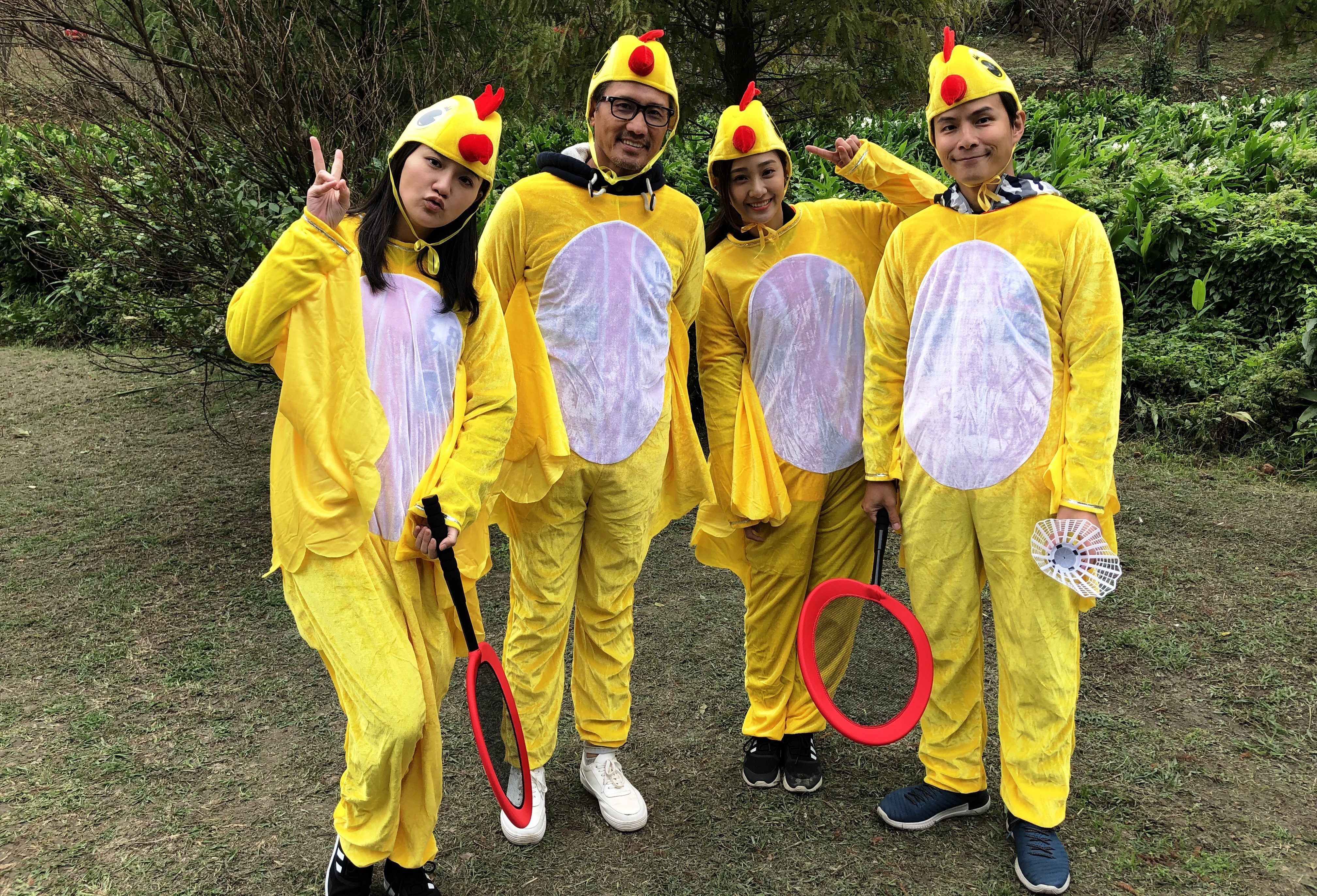 包小松（左二）難得上外景節目，還做搞笑打扮。（中視提供）