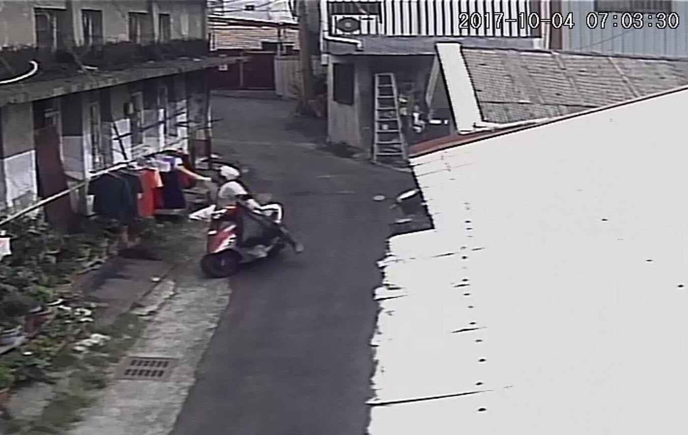 賴婦架設監視器，將葉嫌偷內褲竊行「全都錄」（警方提供）