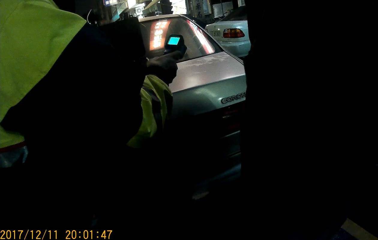 警方見張嫌車子搖搖晃晃，上前盤查。（警方提供）