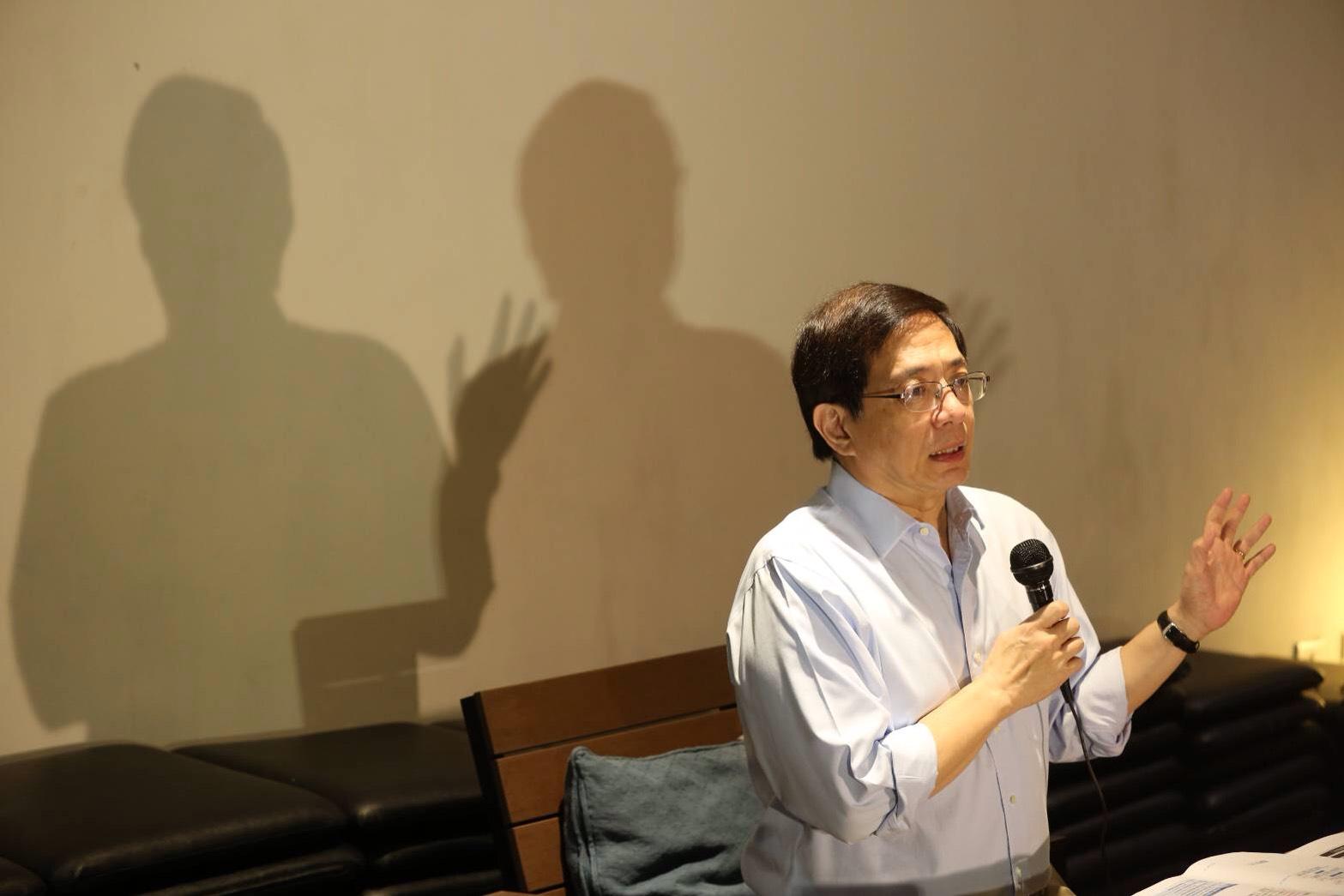 台大校長當選人管中閔前幾天才剛進行白內障手術,他笑說:「聽到當選眼珠差點掉出來。」
