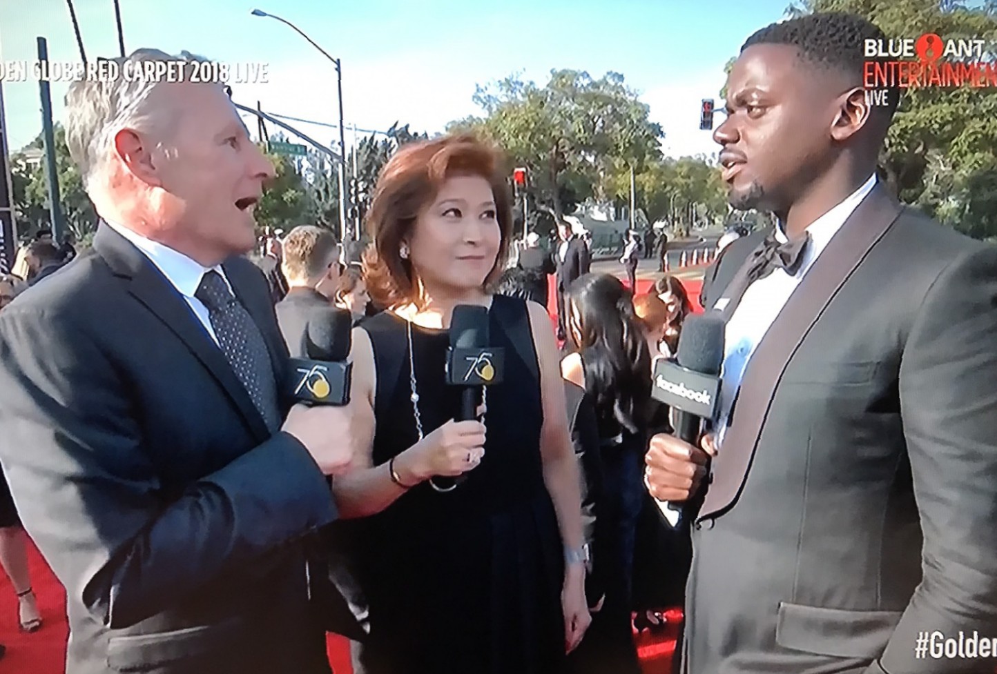 金球獎唯一台灣評審左敏琳（中）在2018年的紅毯上，訪問以《逃出絶命鎮》入圍的丹尼爾卡盧亞（右）。（翻攝自RTL-CBS娛樂台）