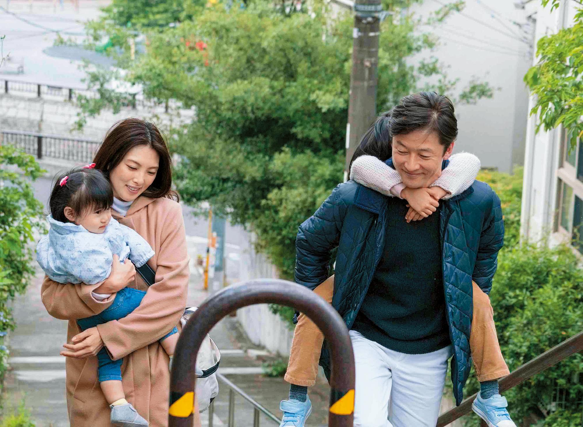 淺野忠信(右)與田中麗奈在《親愛的外人》中曾各有失敗的婚姻,但對共組家庭充滿希望。(天馬行空提供)