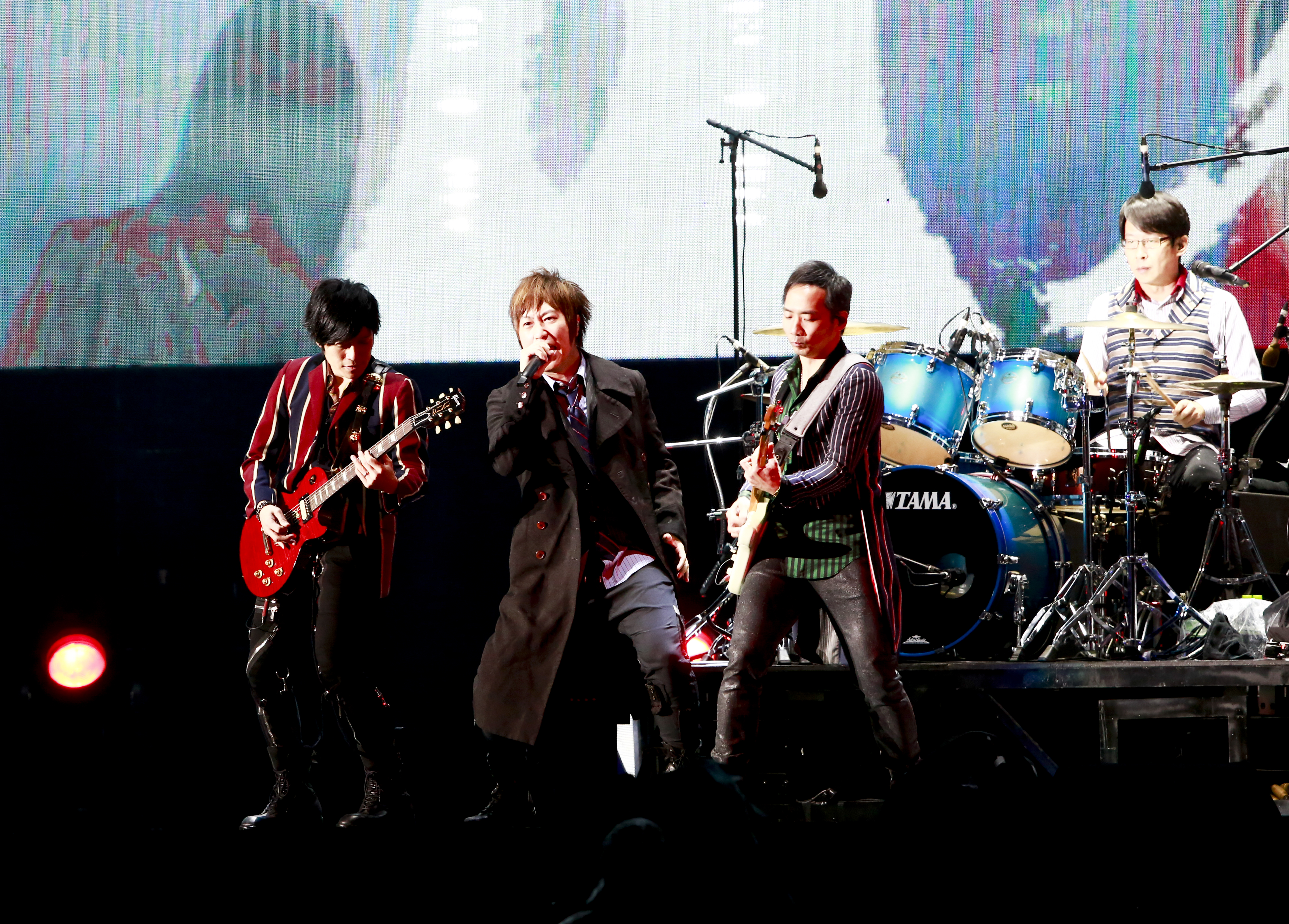 五月天連飆多首經典,在全場安可4次下才終於結束演唱會,全場帶著淚水跟雨水劃下句點。