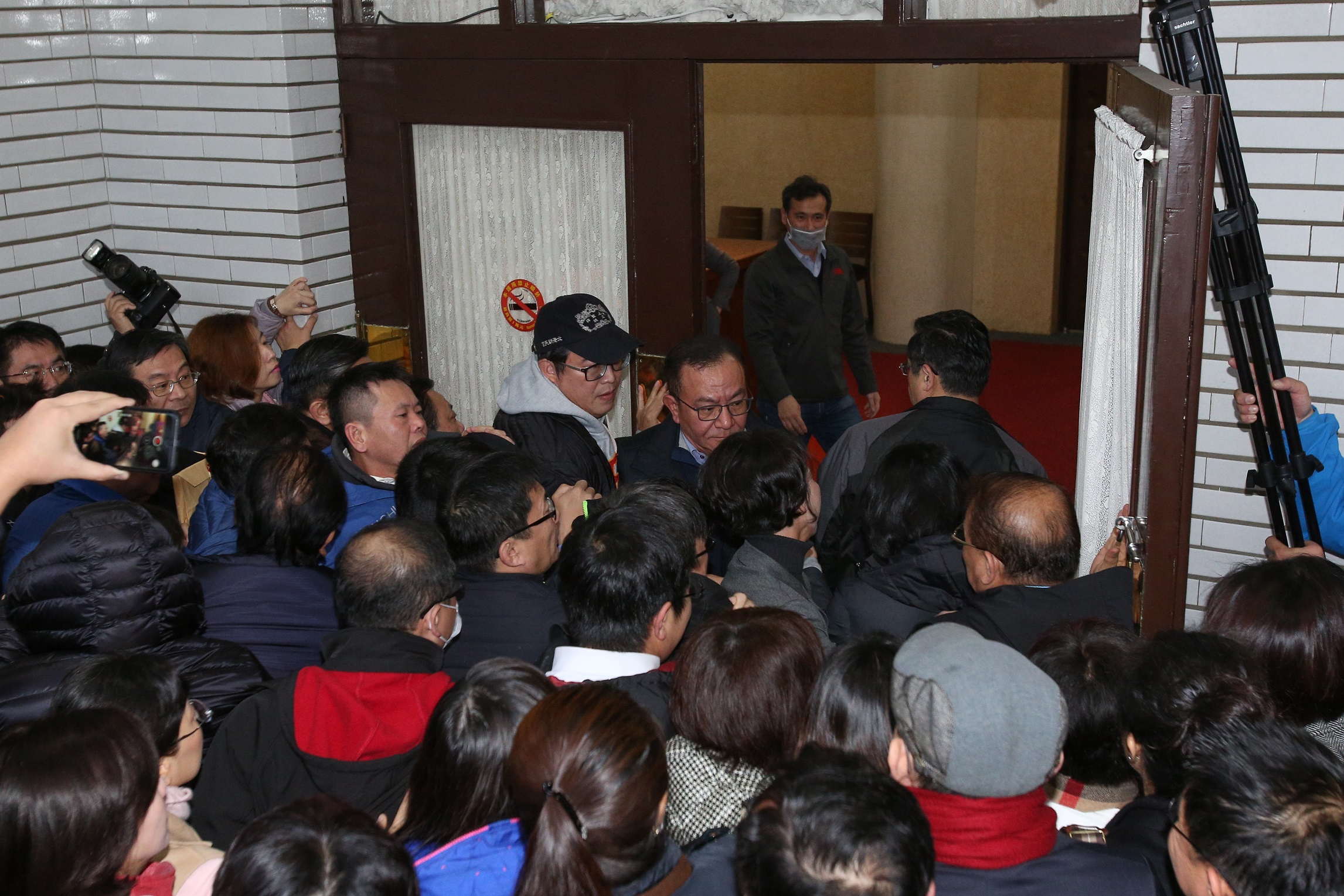 今早議場開門後，藍綠立委在門口發生推擠。