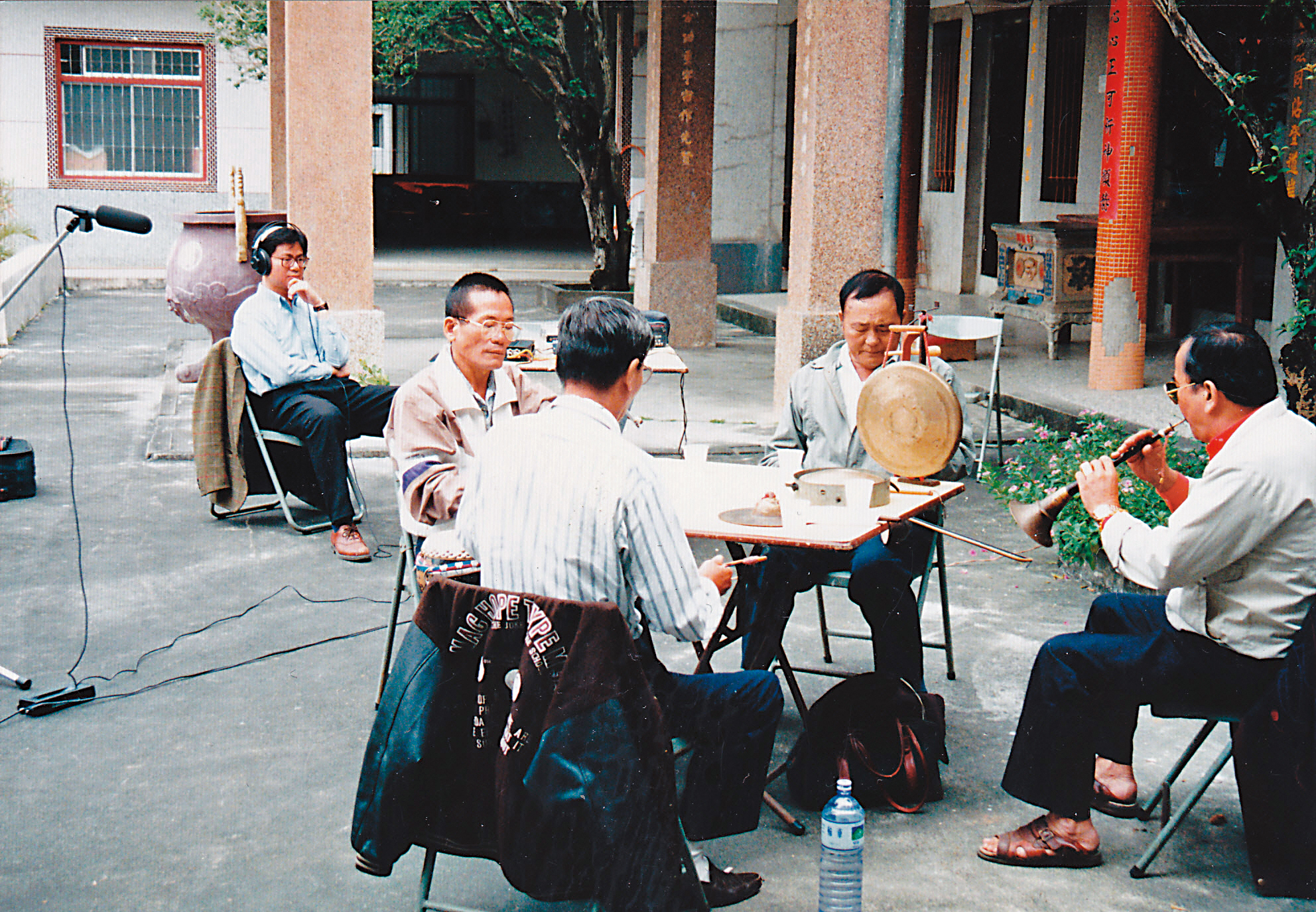 除了原住民音樂，風潮也出版民族樂曲，由製作人吳榮順（左一）至客家村收錄客家八音實況。（風潮音樂提供）
