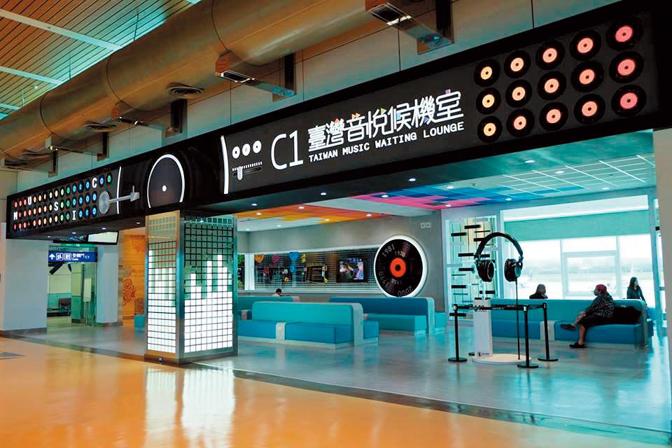 風潮開啟台灣試聽機服務,並在各大觀光景點設立銷售站,2015年桃園國際機場第二航廈啟用的音悅候機室,也與風潮合作。(翻攝自桃園國際機場臉書)