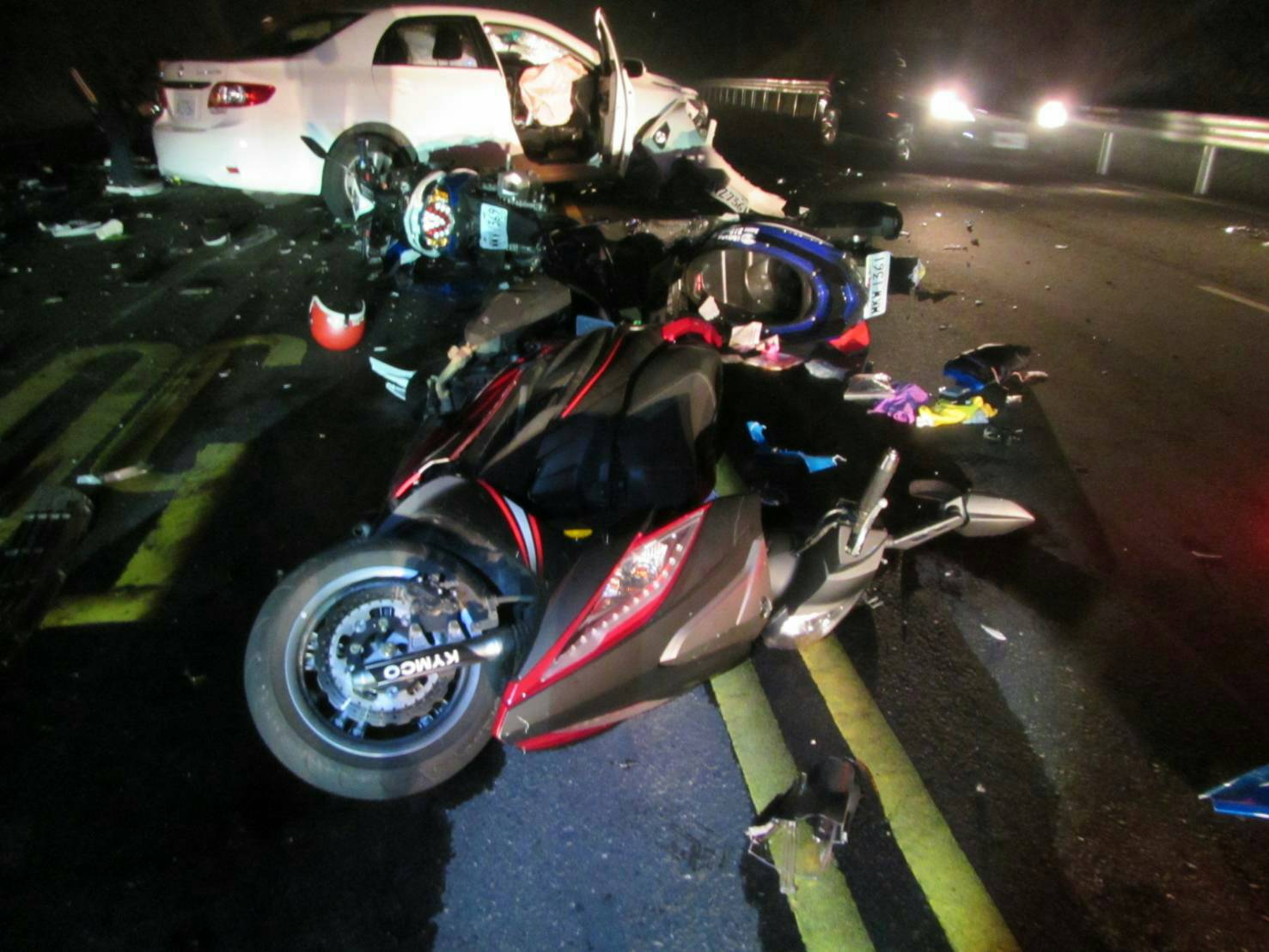 夜遊的大學生機車倒成一排，嚴重毀損，可見當時衝撞力道之大。（警方提供）