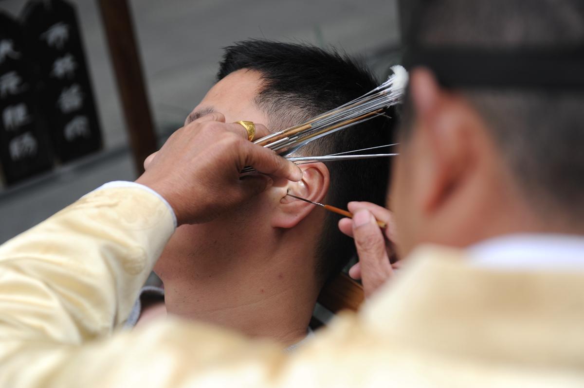 棉花棒掏耳朵，有人覺得是一種享受，但醫生卻不建議。（東方IC）