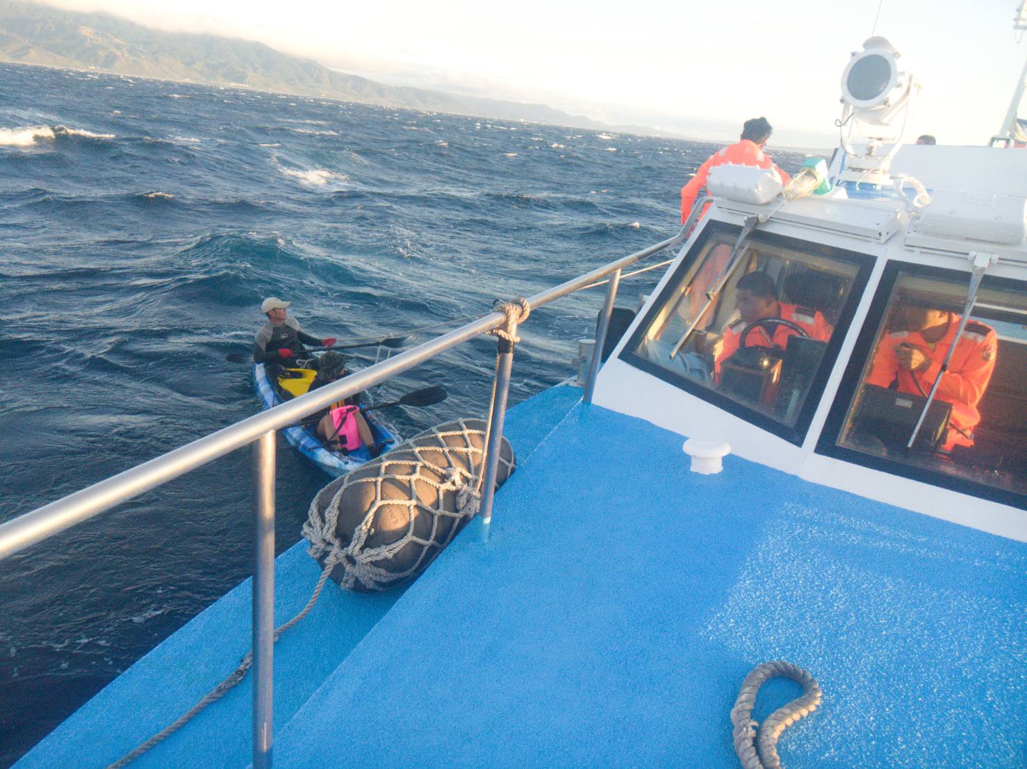 海巡人員找到葉林兩人的獨木舟時，當時他們精疲力盡有失溫現象。（翻攝畫面）