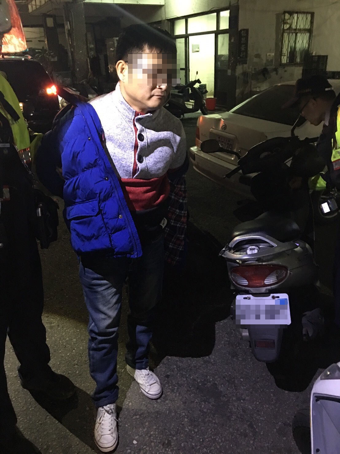 林姓毒蟲被精通格鬥技的曾員制伏後，灰頭土臉被押解回派出所。（警方提供）