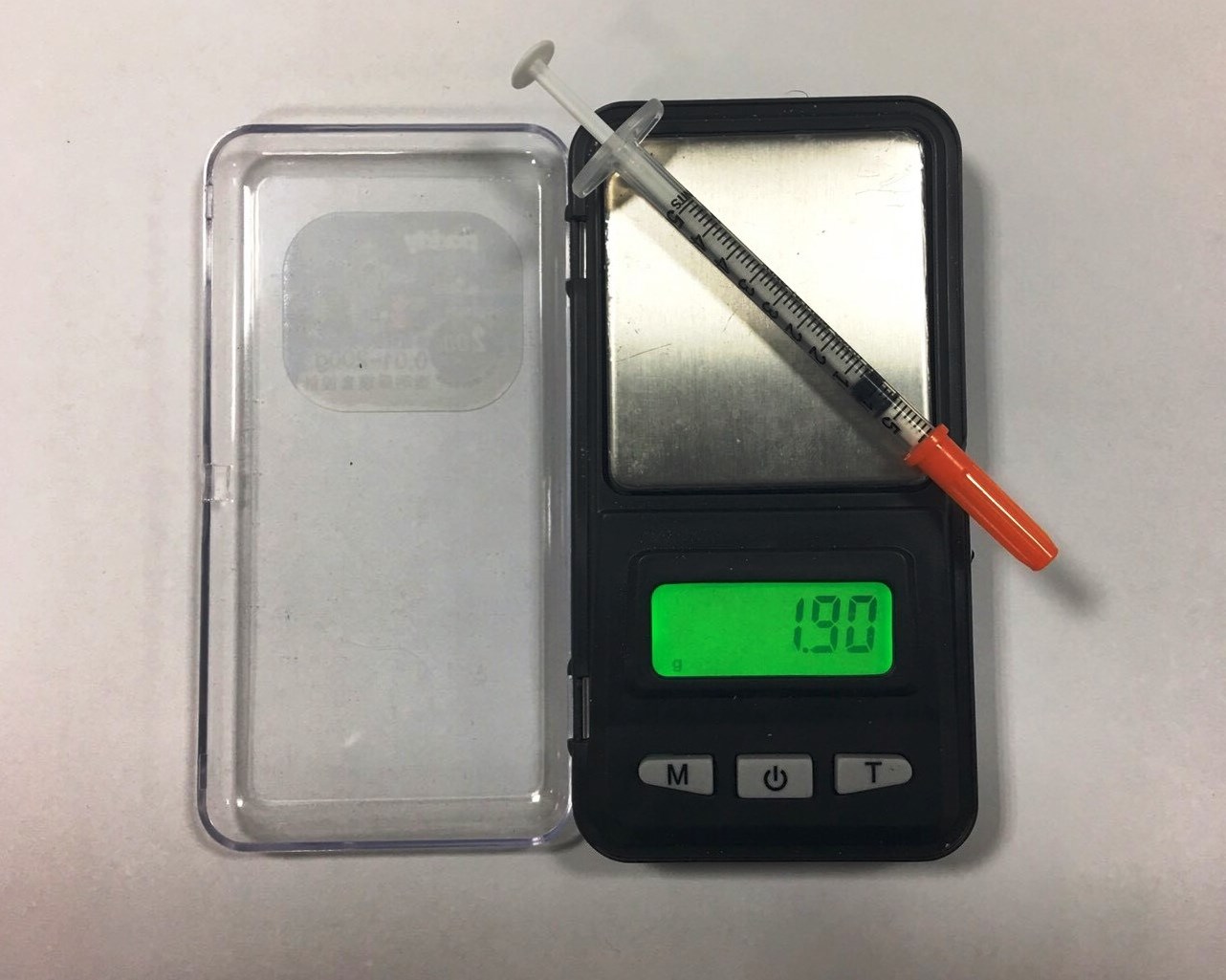 警方在現場找到林嫌丟棄在地、一支含有海洛因粉末的針筒。（警方提供）
