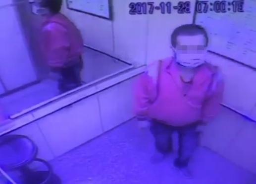 張嫌穿橘色外套戴口罩背包,裝成病患家屬模樣混入醫院伺機行竊。(警方提供)