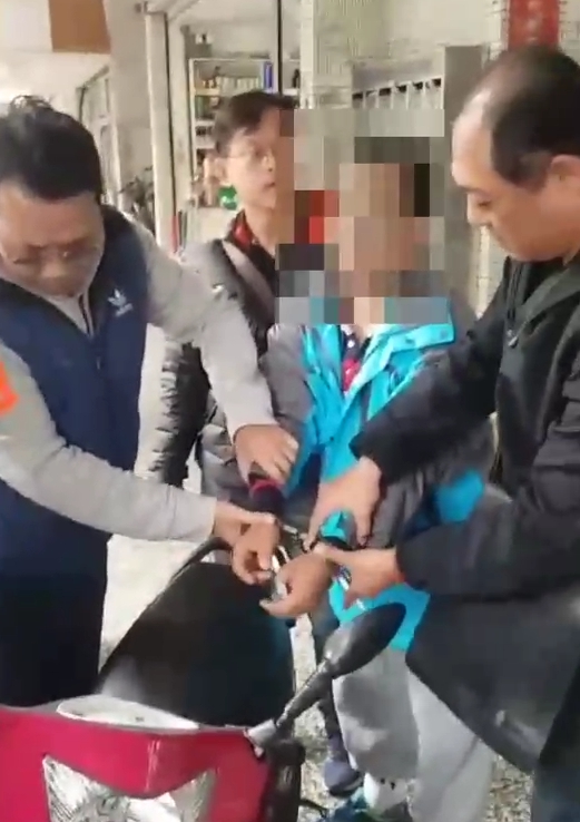 警方埋伏嫌犯租屋處，將他逮個正著，張嫌還裝無辜喊冤。（警方提供）