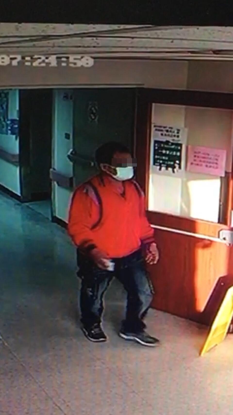 警方發現張嫌竟以同樣的穿著,出現在南部至少9家醫院竊取病患家屬財物。(警方提供)