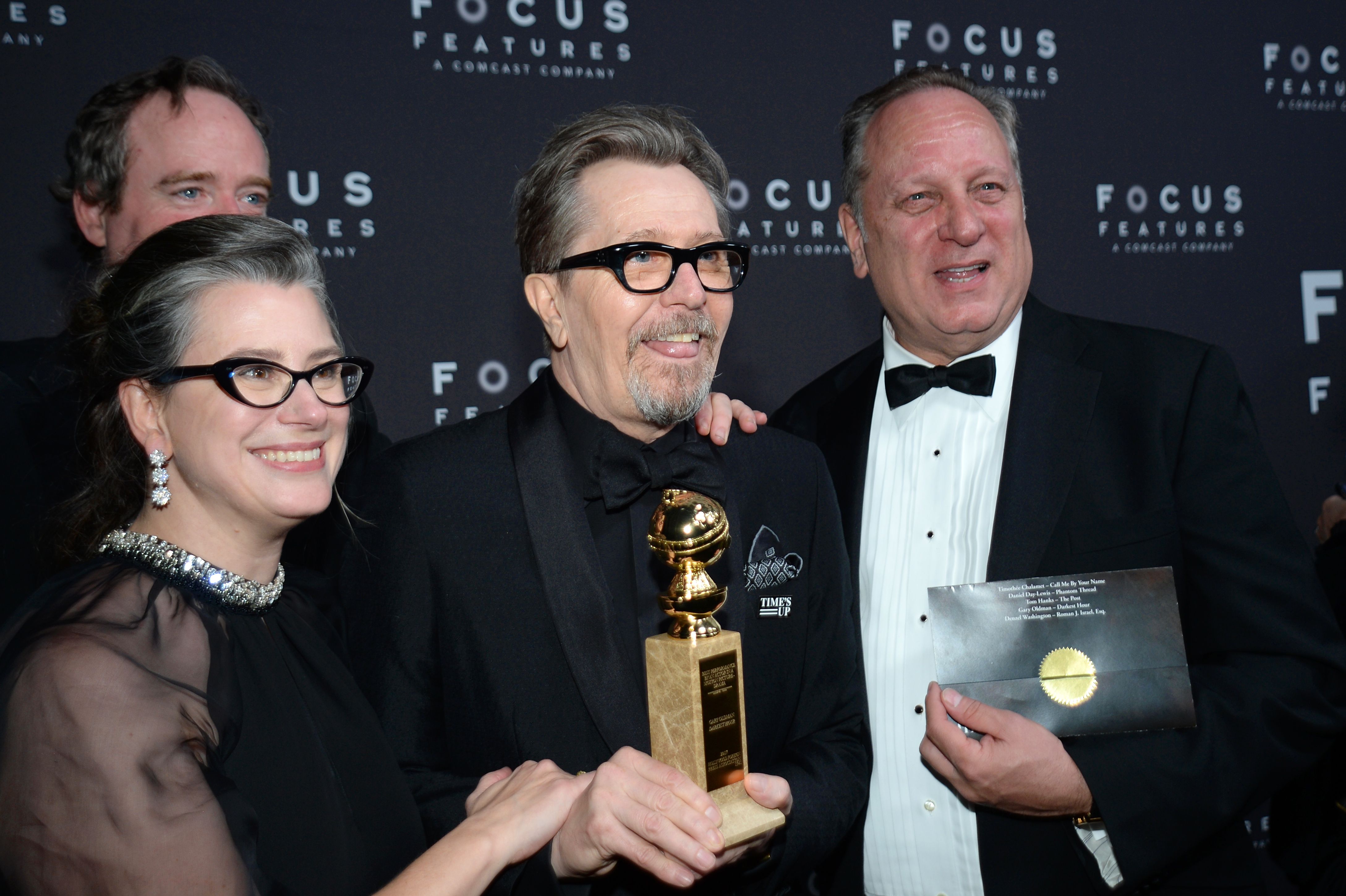 蓋瑞歐德曼與老婆吉賽兒伉儷情深，兩人形影不離，蓋瑞大叔得獎後大概是太高興了，甚至還吐舌賣萌。（東方IC）