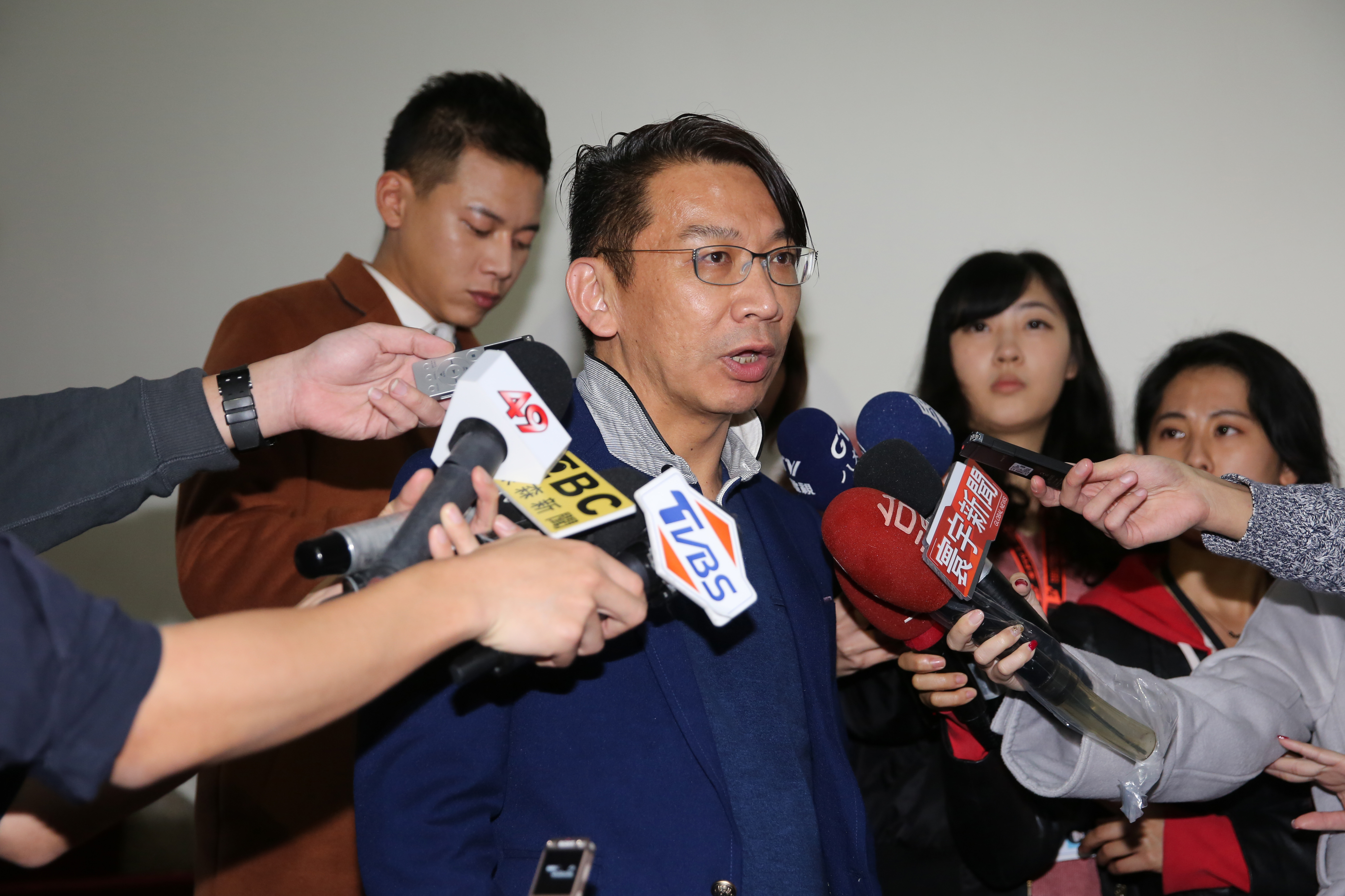 時代力量黨團總召徐永明出席朝野協商前接受媒體記者訪問。