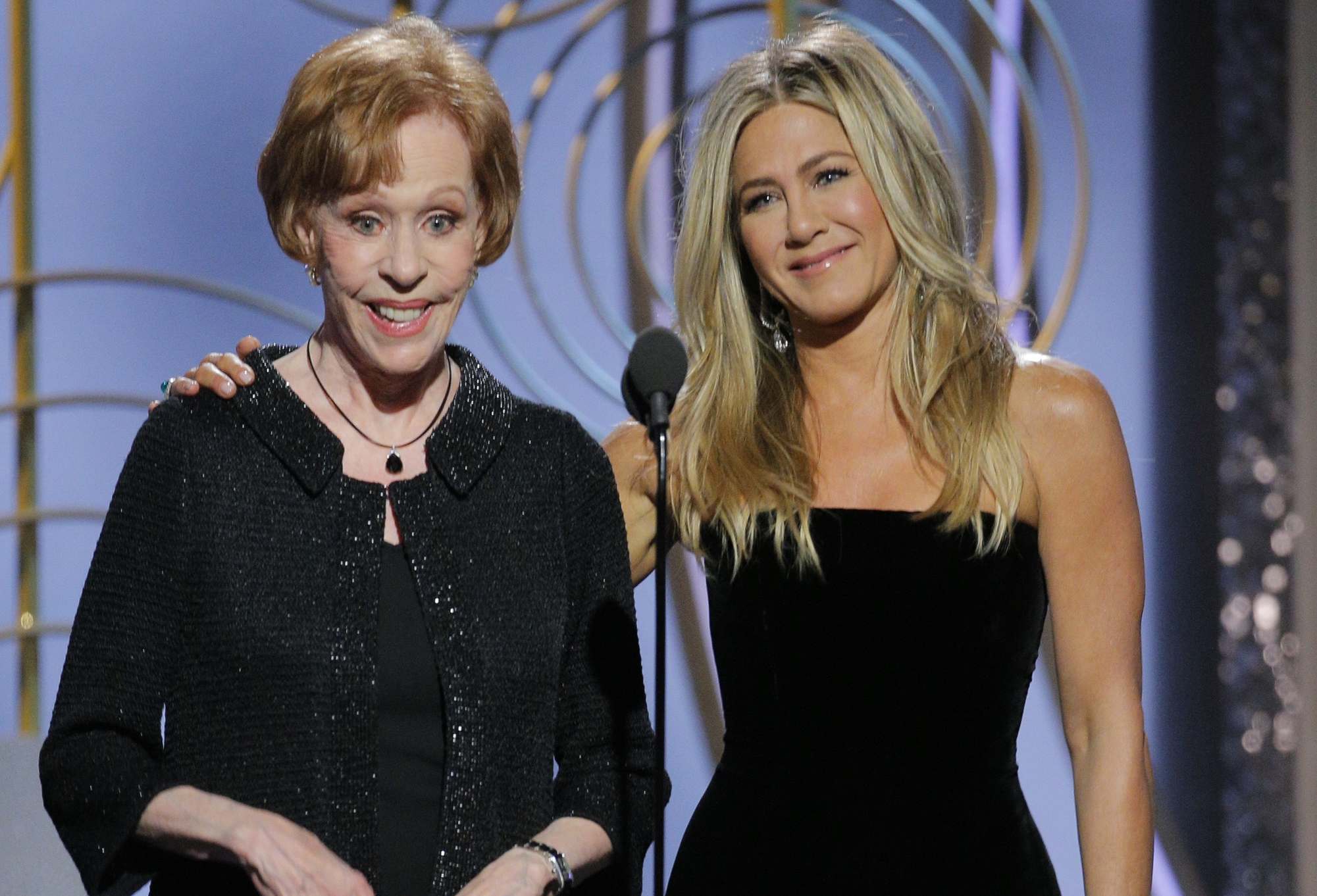 珍妮佛安妮斯頓（右）與老牌喜劇明星卡洛柏奈特，一起搭檔頒獎。（東方IC）