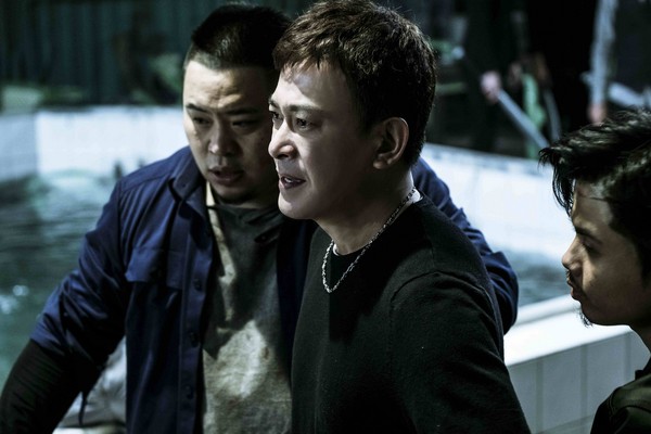 同戲演員鄭人碩透露,每當夜戲拍完後,飾演大哥的王識賢總是主動邀請大家去吃火鍋來縮短彼此的距離。(理大國際提供)