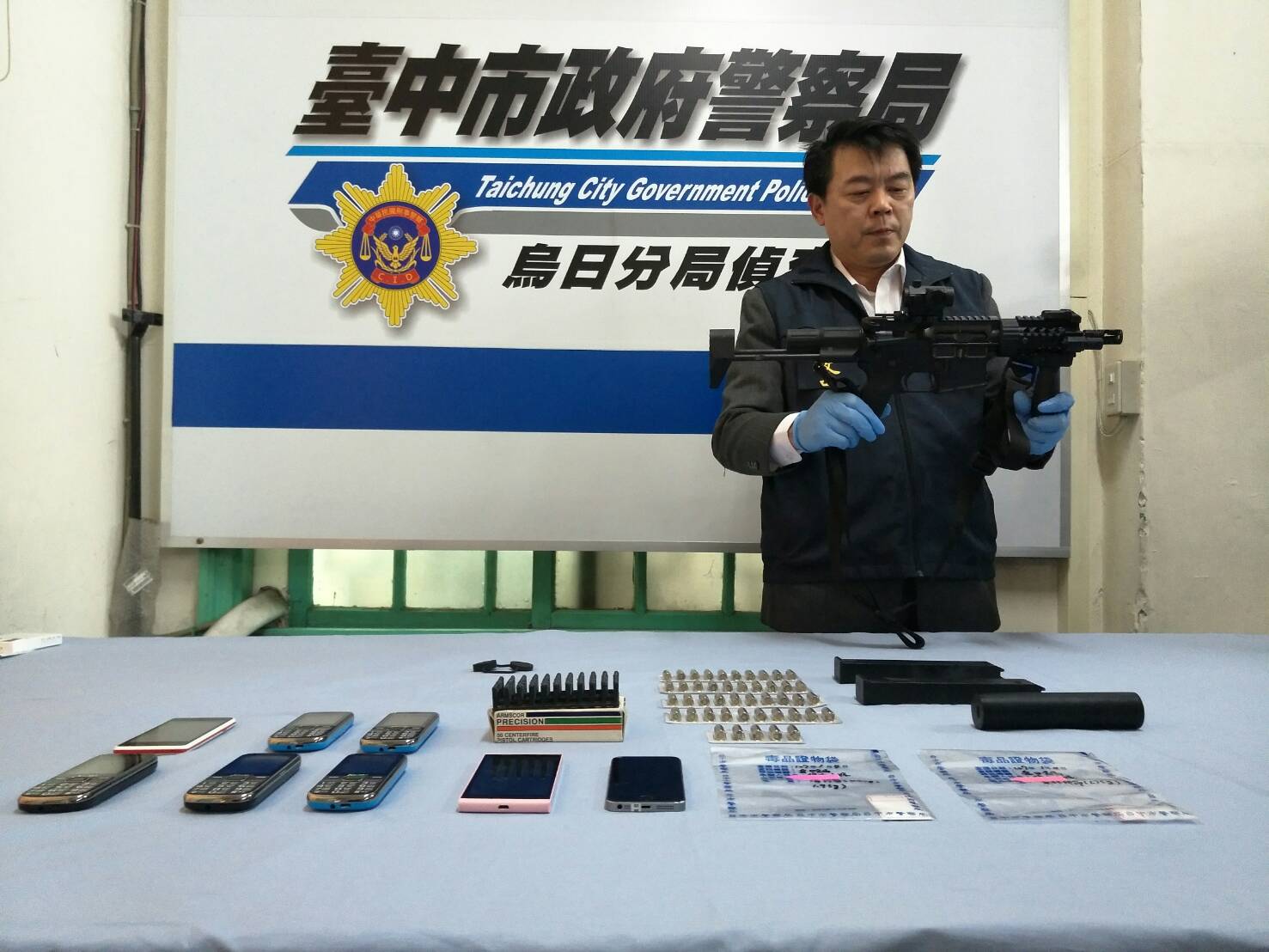 隊長高嘉陽展示火力強大的M4A1全自動突擊步槍。