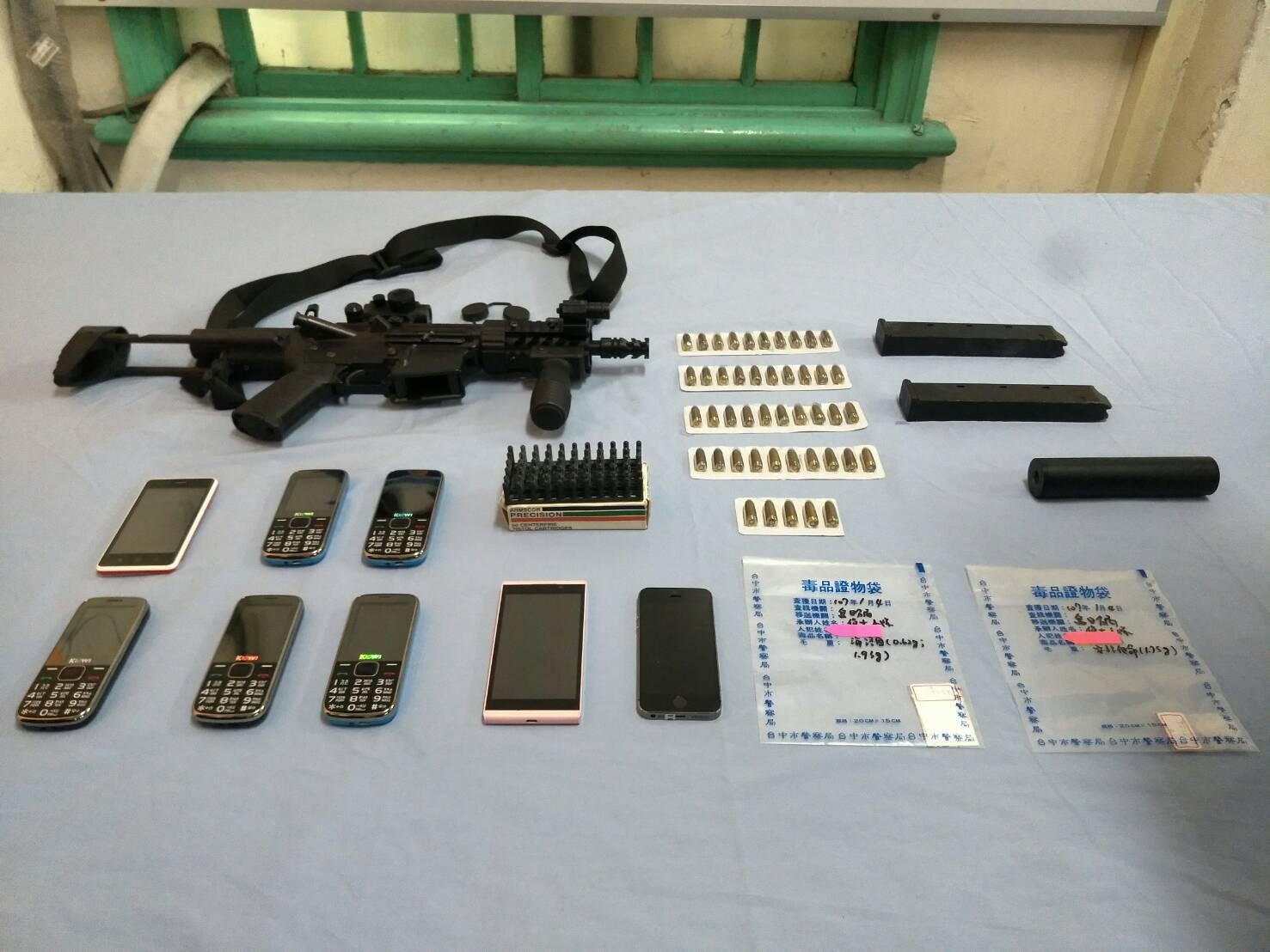 警方查獲突擊步槍、彈匣、滅音器、制式子彈45顆以及毒品等。