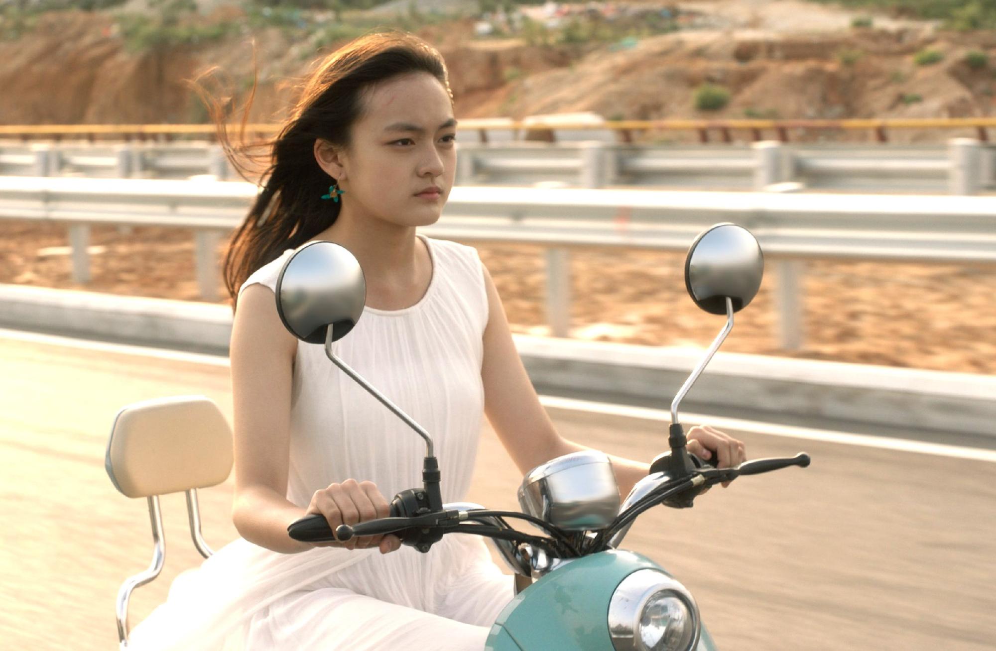 文淇在《嘉年華》中有騎車情節，導演文晏與她拍照時都很緊張。（海鵬提供）
