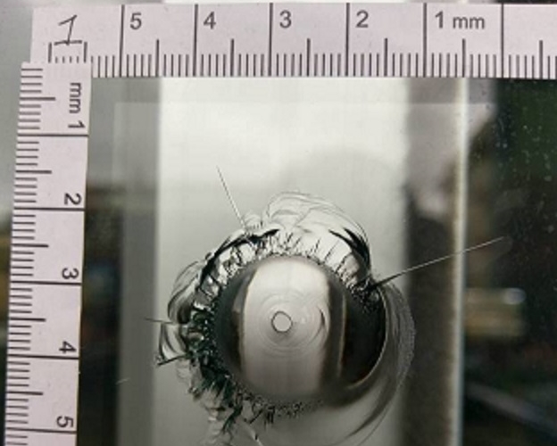 彈孔直徑僅0.2公分，彈痕周圍玻璃也沒有火藥反應。（警方提供）