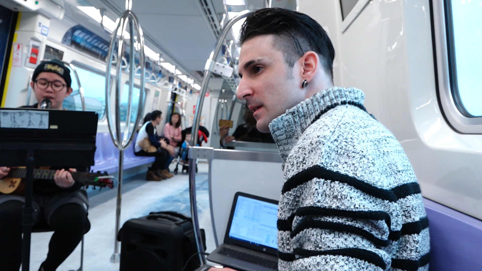 法國樂手狄文斯（Divyns）和台北捷運十分有緣，2017年初他把捷運警示音混入一首電音，吸引了百萬人瀏覽。