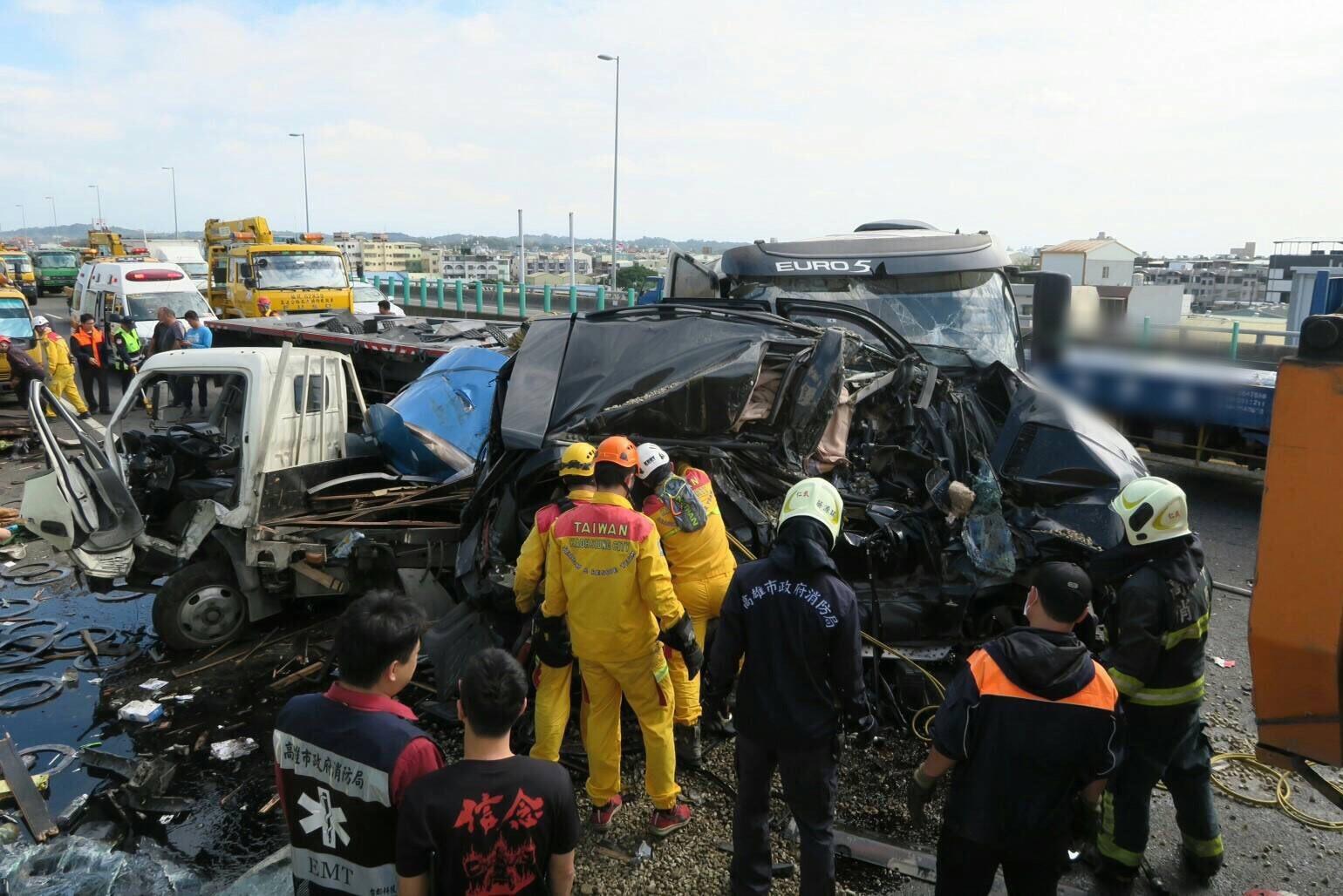 車禍現場滿目瘡痍，警消緊急動用破壞器材搶救受困BMW車主。（警消提供）