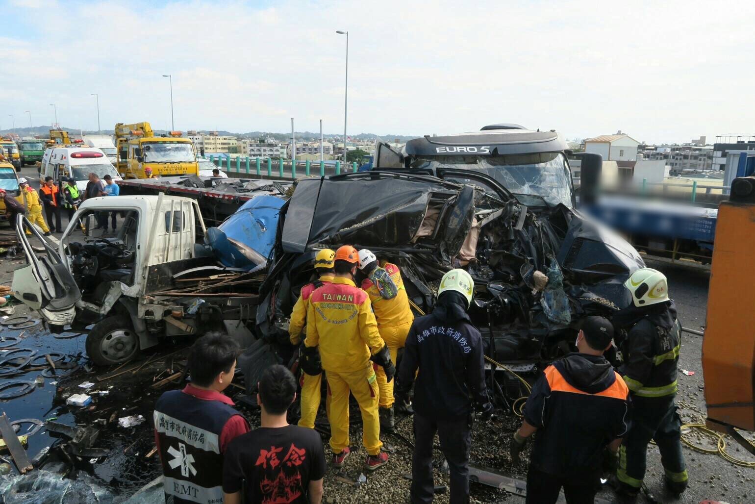 車禍現場滿目瘡痍，警消緊急動用破壞器材搶救受困BMW車主。（警消提供）