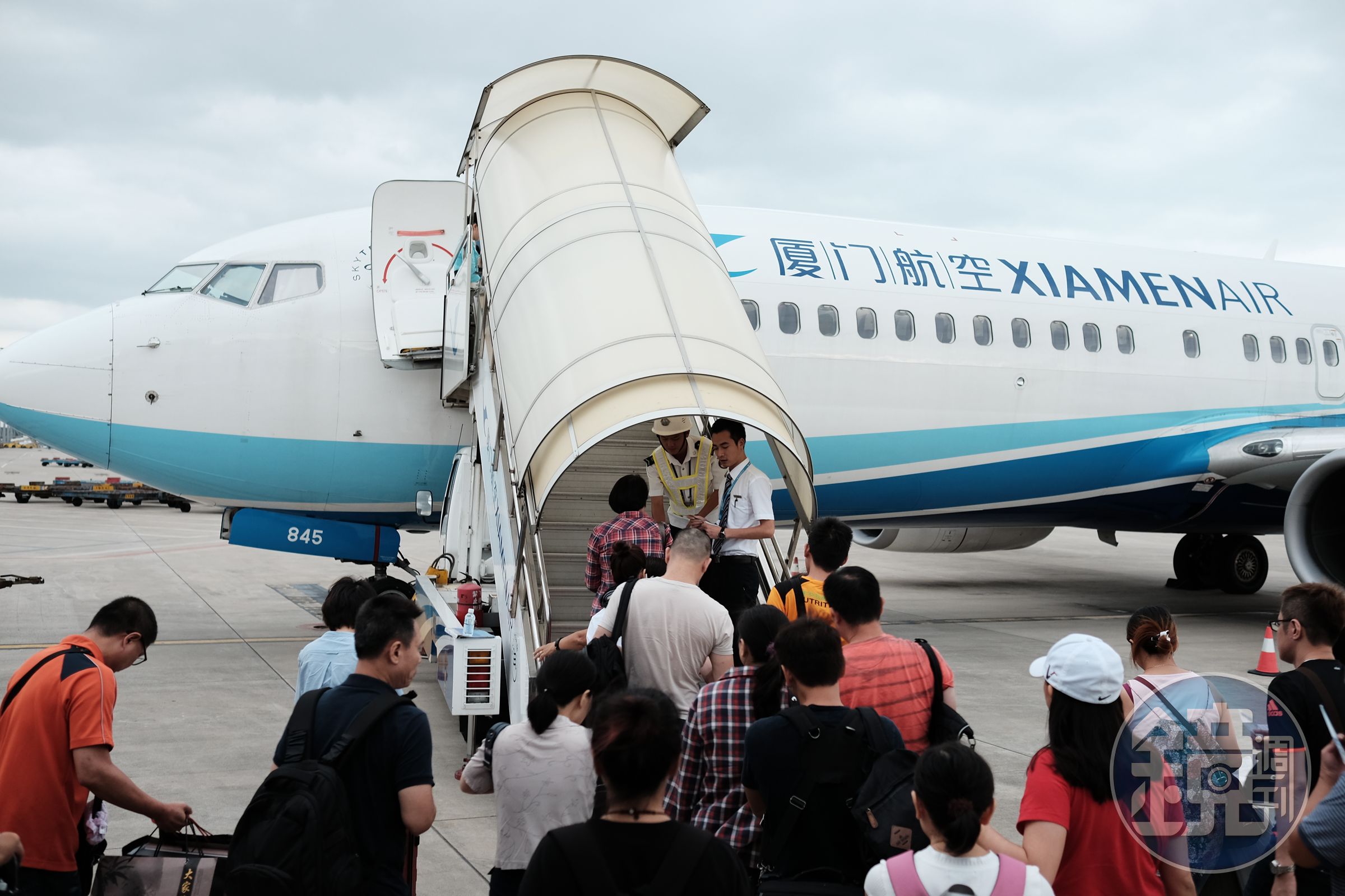 民航局約談中國東方、廈門航空、港龍航空、香港航空等等對岸民航公司，警告別飛M503南向北航線，否則後果自負。但這些航空公司根本不甩，繼續飛這條航線。