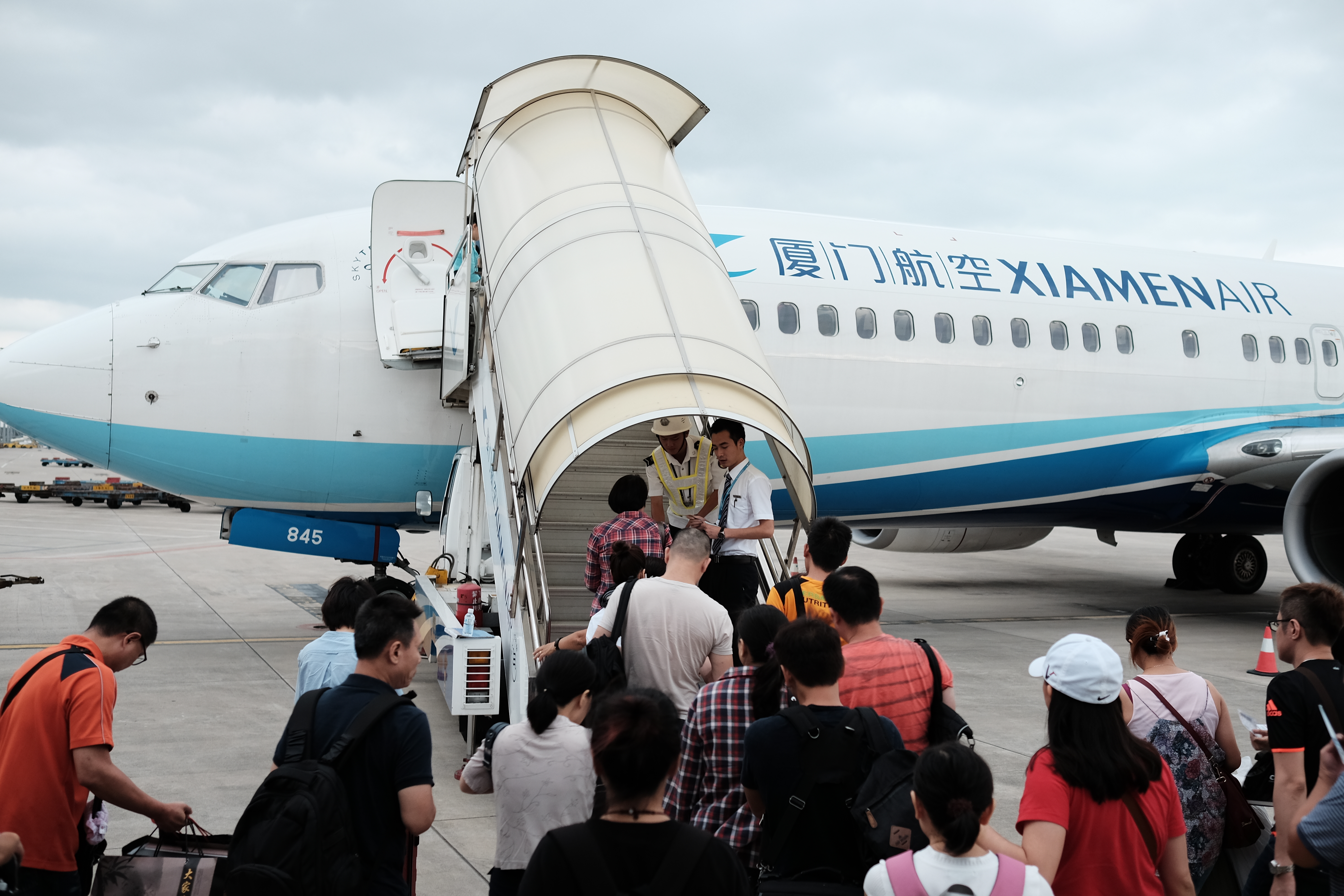 民航局約談中國東方、廈門航空、港龍航空、香港航空等等對岸民航公司，警告別飛M503南向北航線，否則後果自負。但這些航空公司根本不甩，繼續飛這條航線。