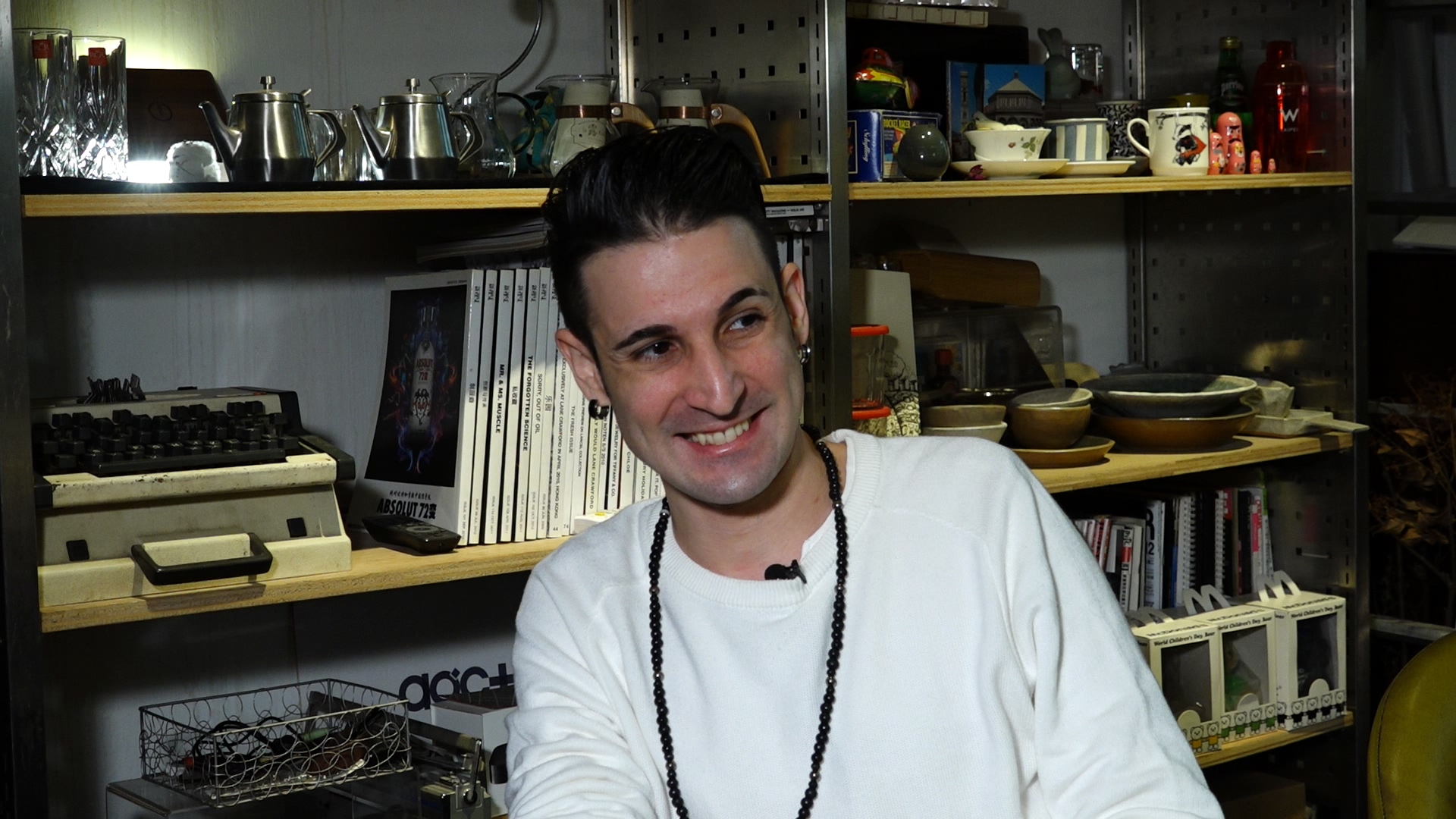 狄文斯說自己從小就愛開玩笑，兩歲就扮起小丑娛人。遠在法國的媽媽和朋友看到他在台灣製作的MV，直呼：「這就是你啊。」