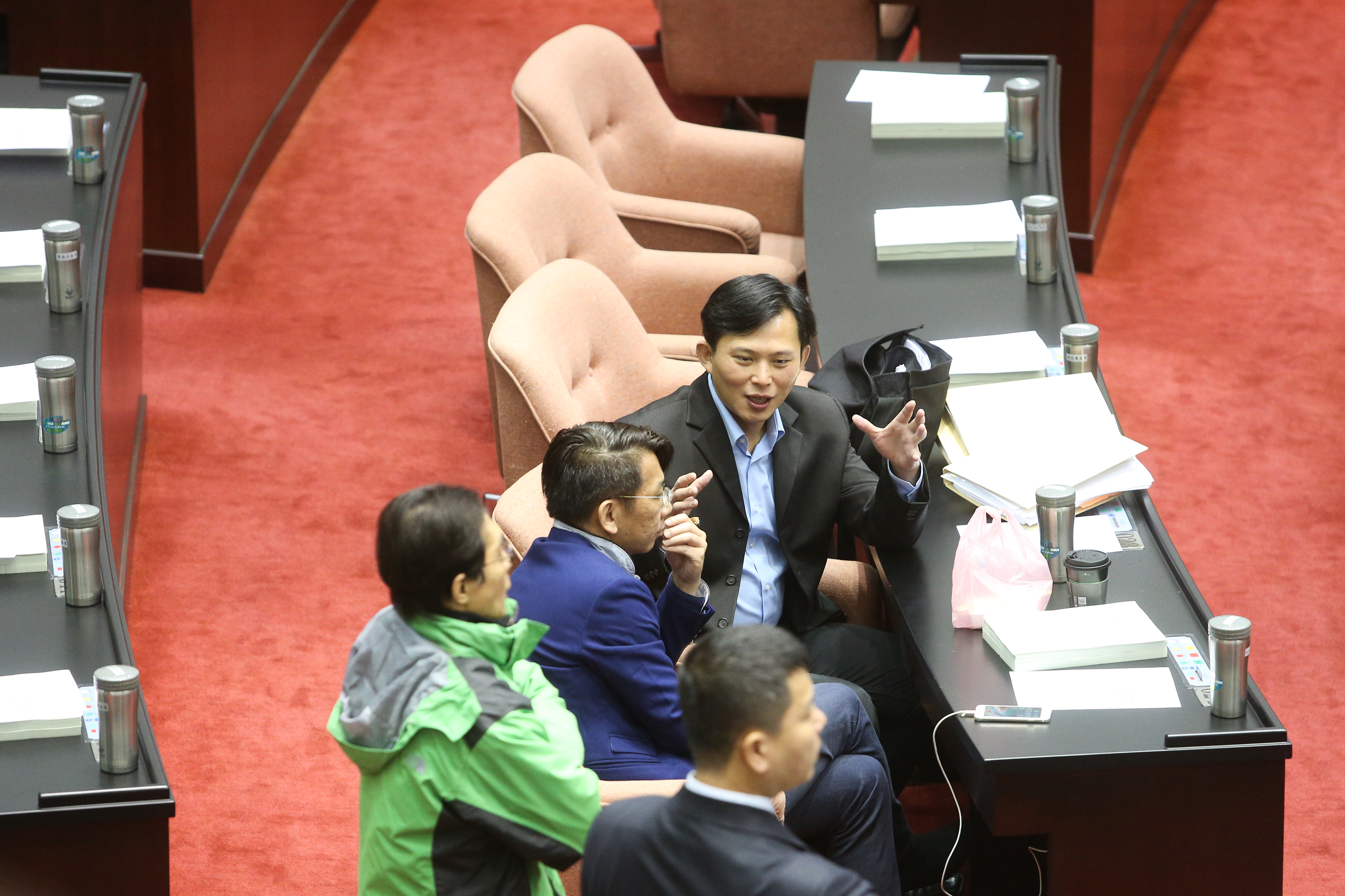 時代力量立委黃國昌（右）晚間宣布時力黨團退出朝野協商，並且撤回修正動議。