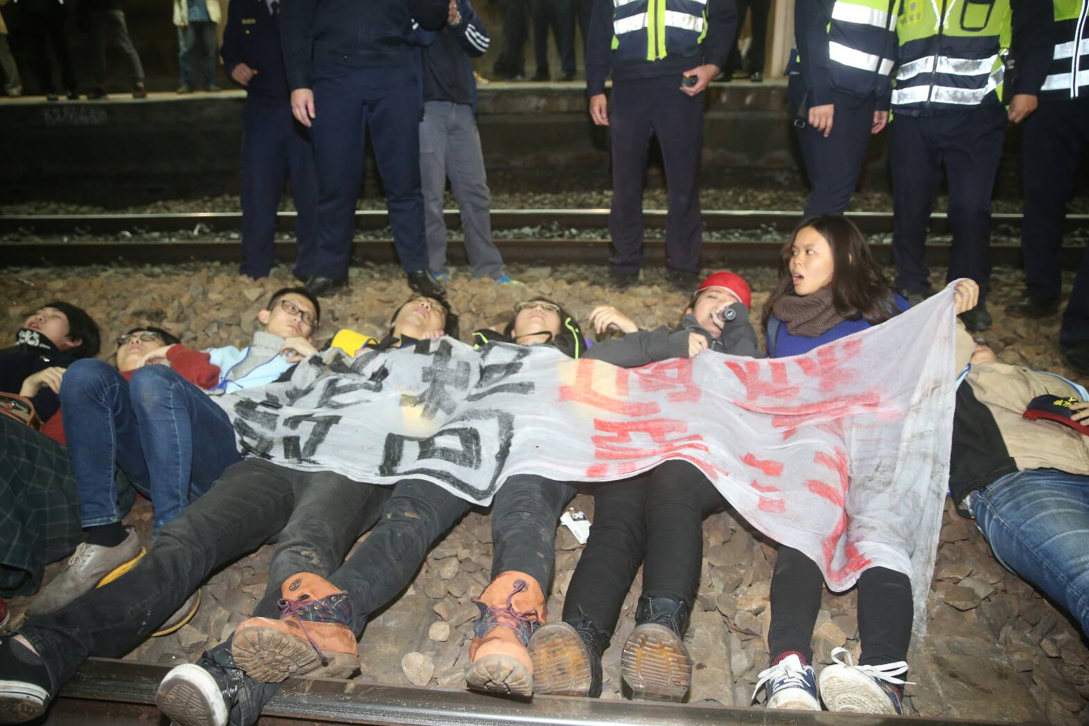 勞團今傍晚前往台北車站南下第三月台臥軌抗爭，晚間7時40分左右已被警方排除。