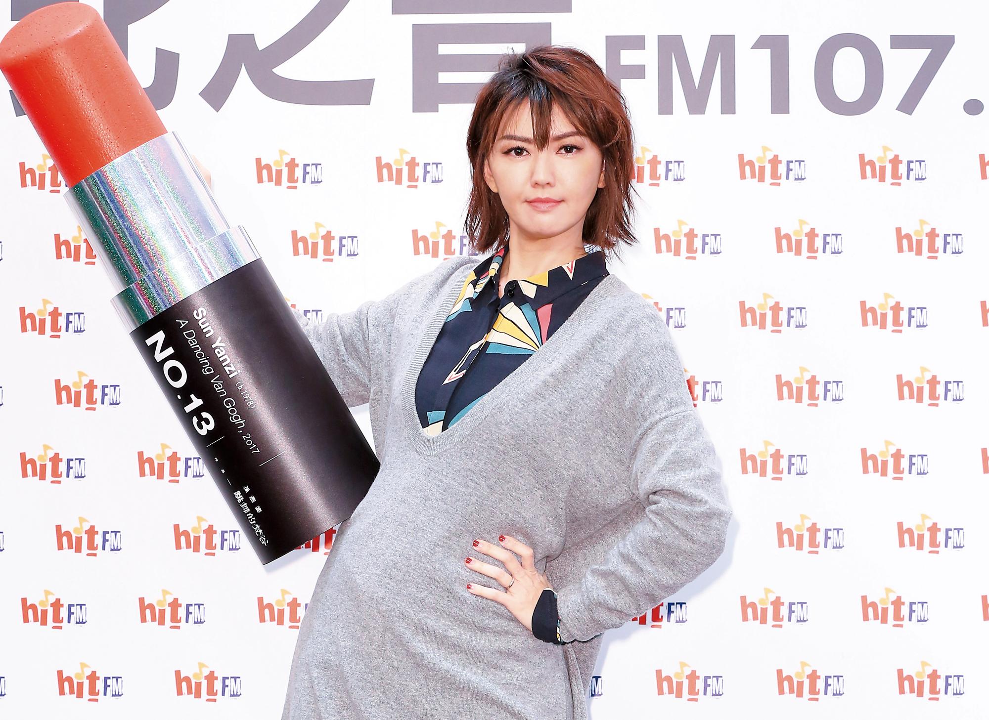 孫燕姿為新專輯《跳舞的梵谷》宣傳，帥氣挺著肚子拍照，卻不知已有孕在身。