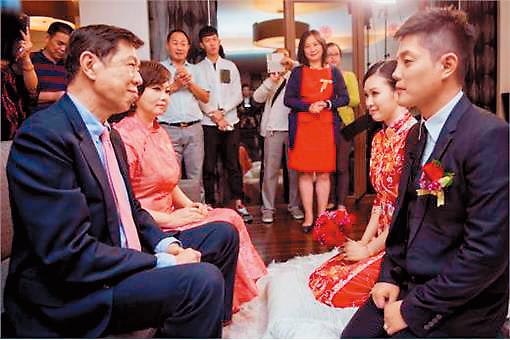 伊林名模吳品萱（右二）2014年元月嫁給貿易商Sean（右一），不料婚姻僅短短3年。